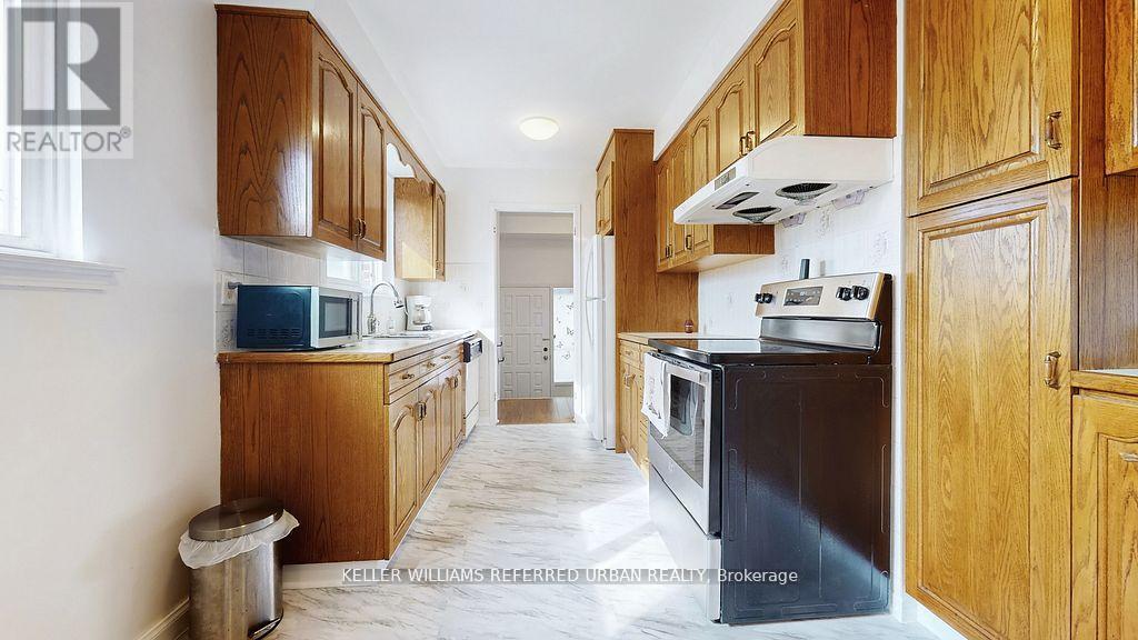 15 Thistlewaite Crescent, Toronto, ON - Indoor Photo Showing Kitchen