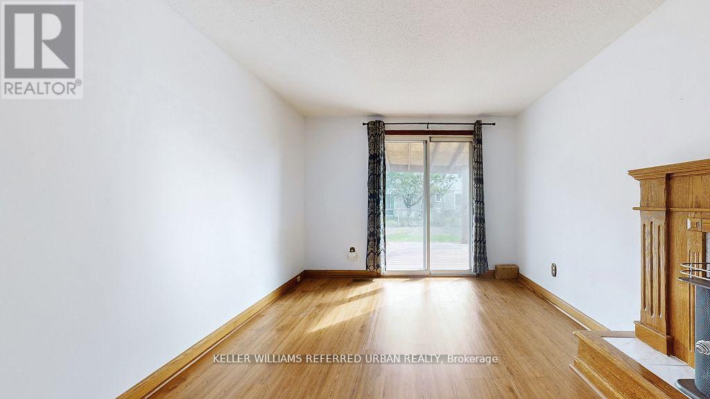 15 Thistlewaite Crescent, Toronto, ON - Indoor Photo Showing Other Room