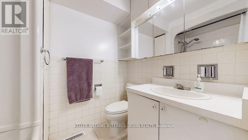 15 Thistlewaite Crescent, Toronto, ON - Indoor Photo Showing Bathroom