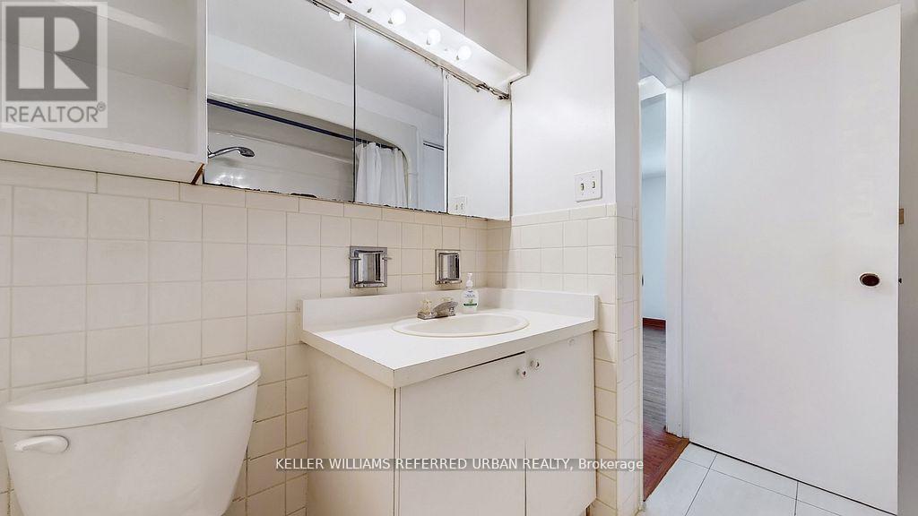 15 Thistlewaite Crescent, Toronto, ON - Indoor Photo Showing Bathroom