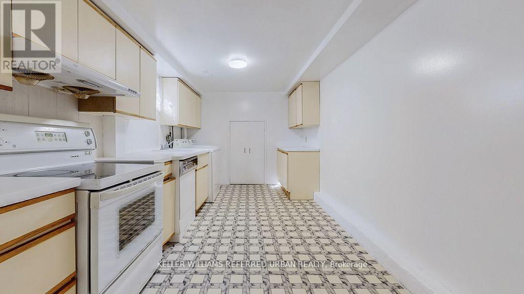 15 Thistlewaite Crescent, Toronto, ON - Indoor Photo Showing Kitchen