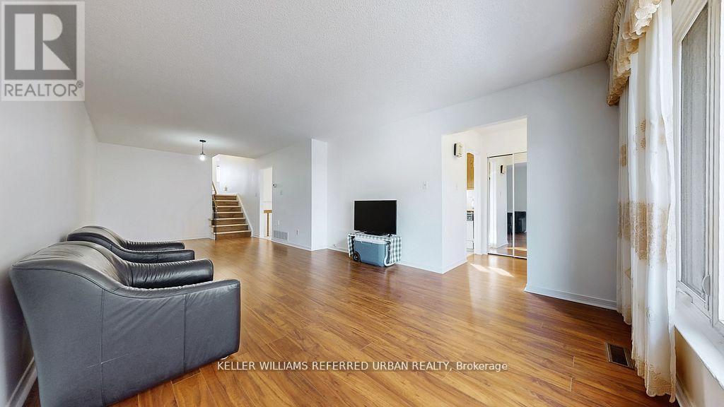 15 Thistlewaite Crescent, Toronto, ON - Indoor Photo Showing Living Room