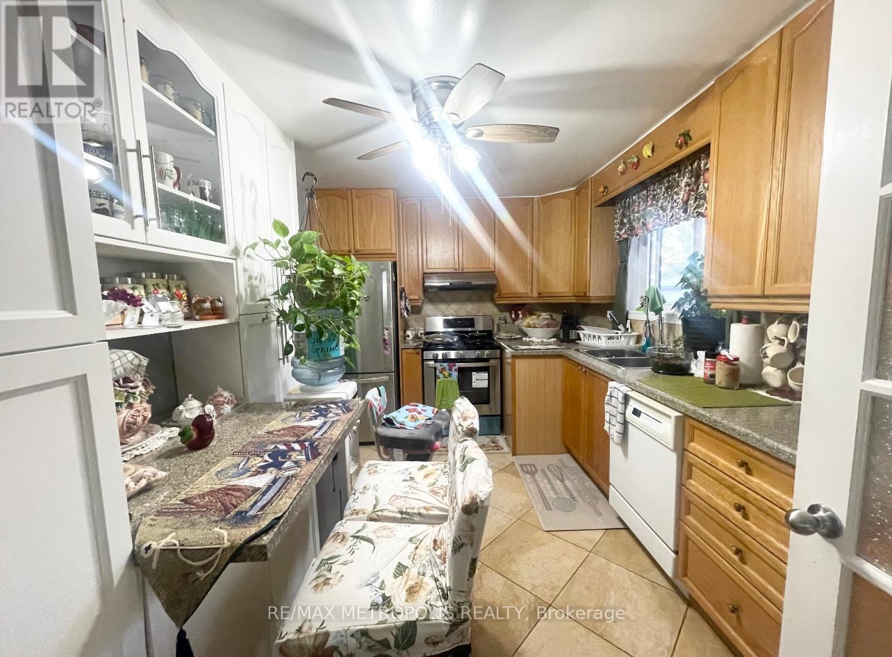 29 Charles Tupper Drive, Toronto, ON - Indoor Photo Showing Kitchen