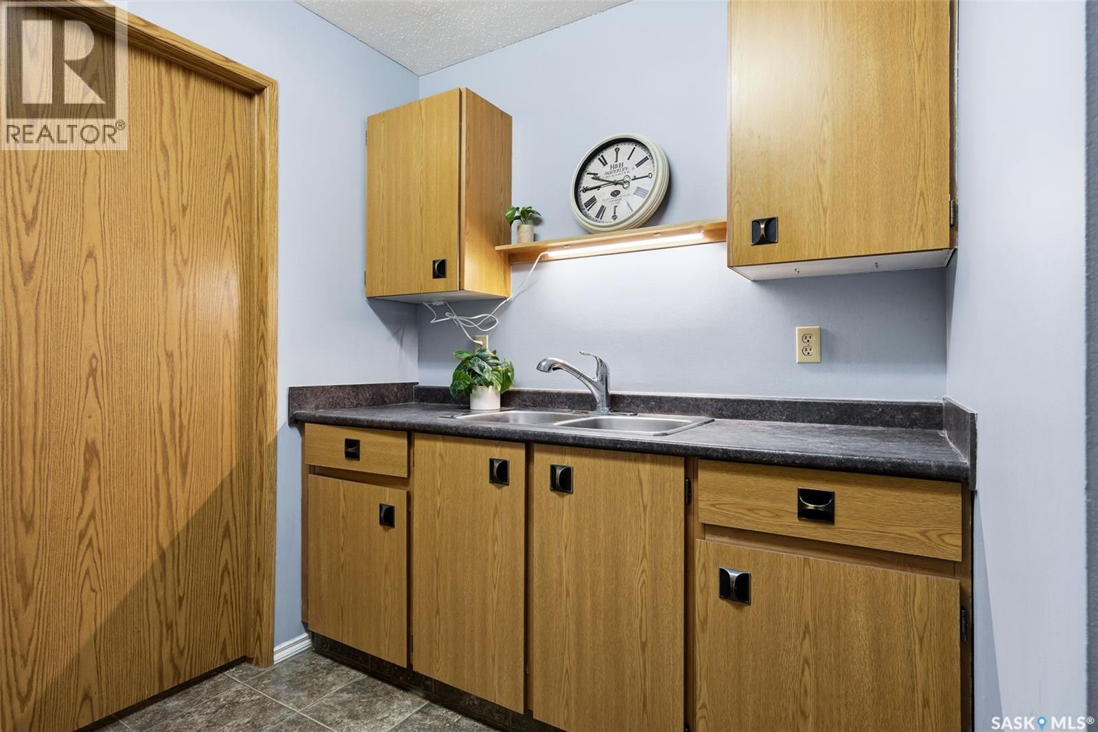 17 6575 Rochdale Boulevard, Regina, SK - Indoor Photo Showing Kitchen With Double Sink