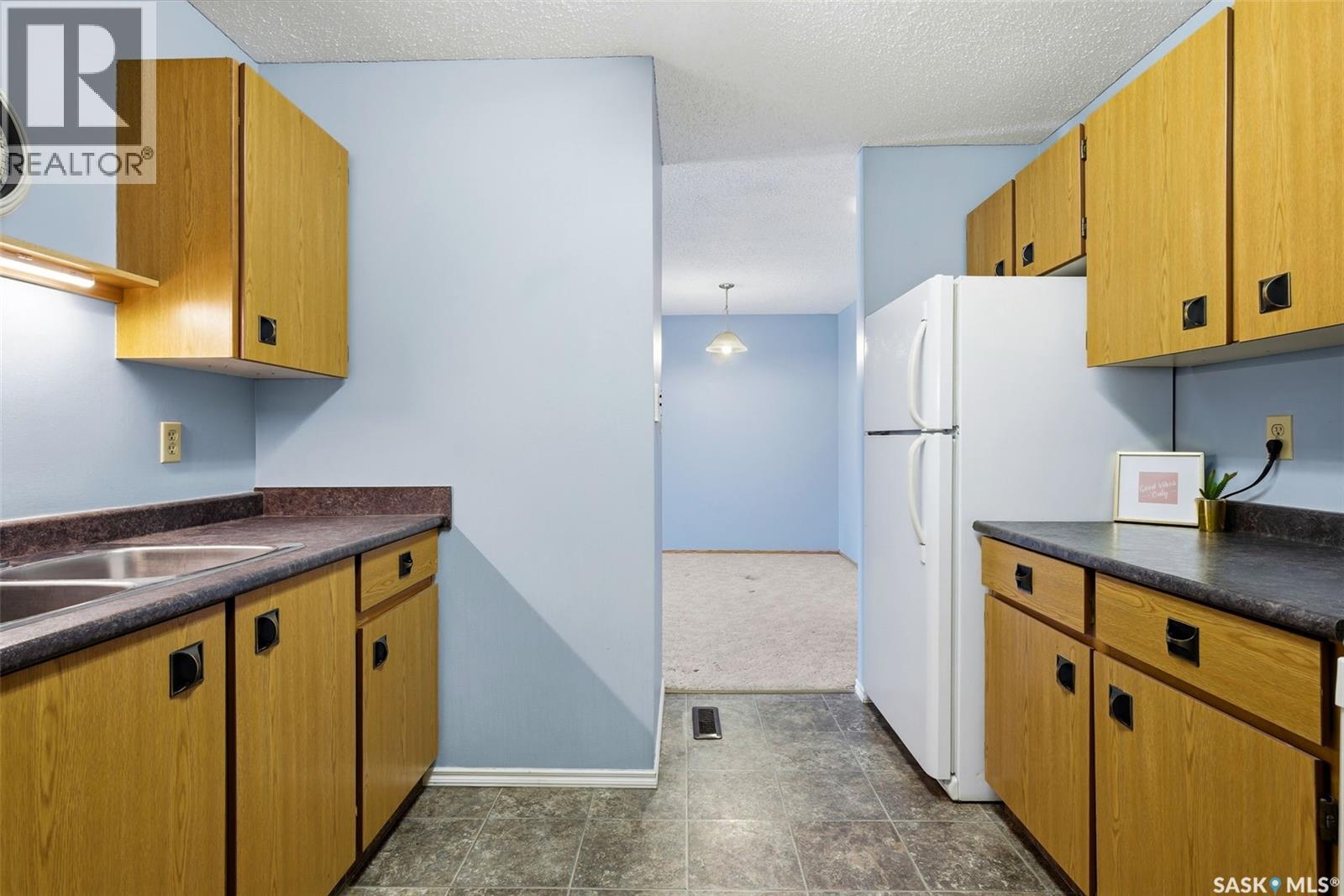 17 6575 Rochdale Boulevard, Regina, SK - Indoor Photo Showing Kitchen With Double Sink