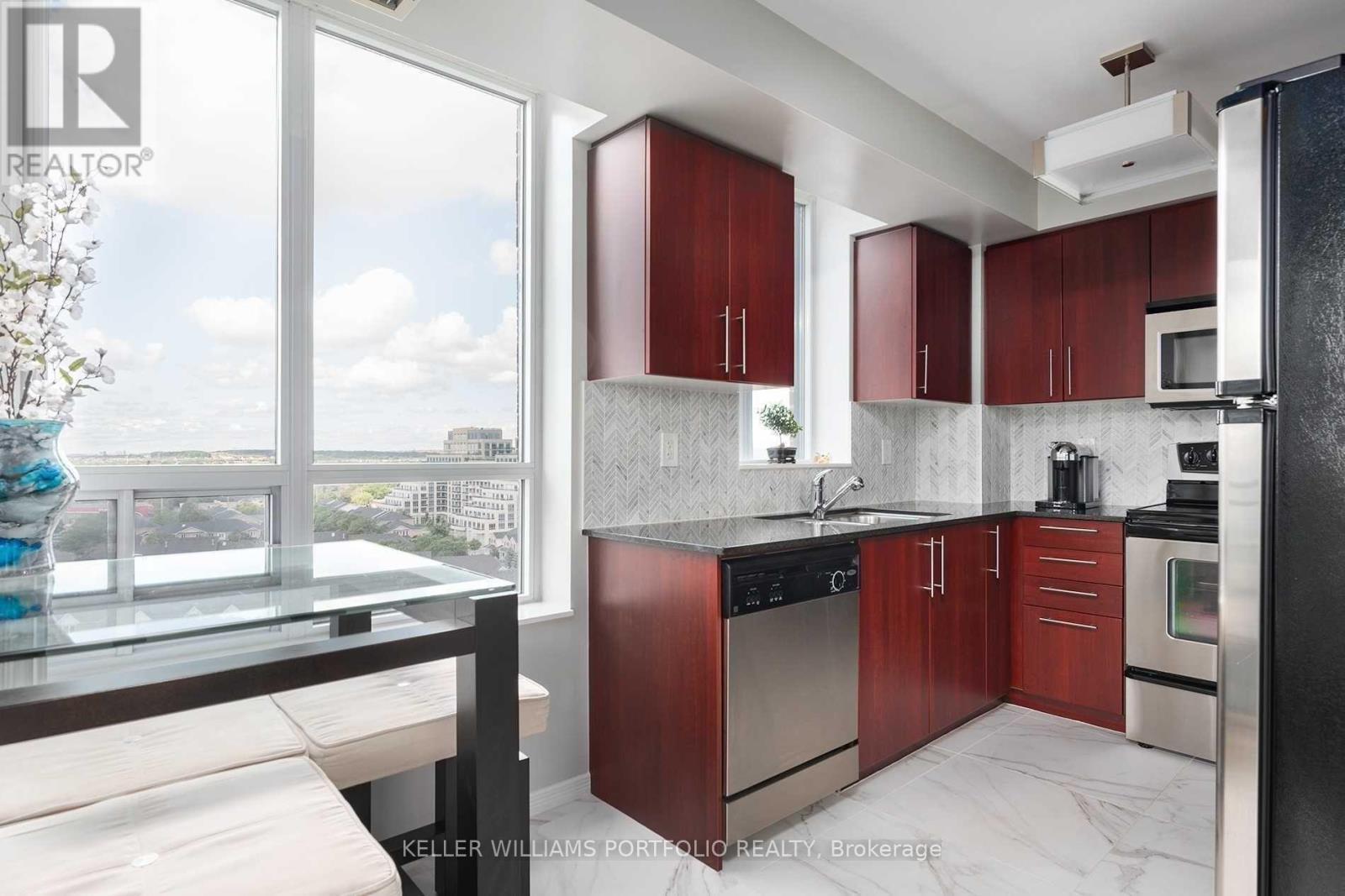 1210 - 350 Red Maple Road, Richmond Hill, ON - Indoor Photo Showing Kitchen