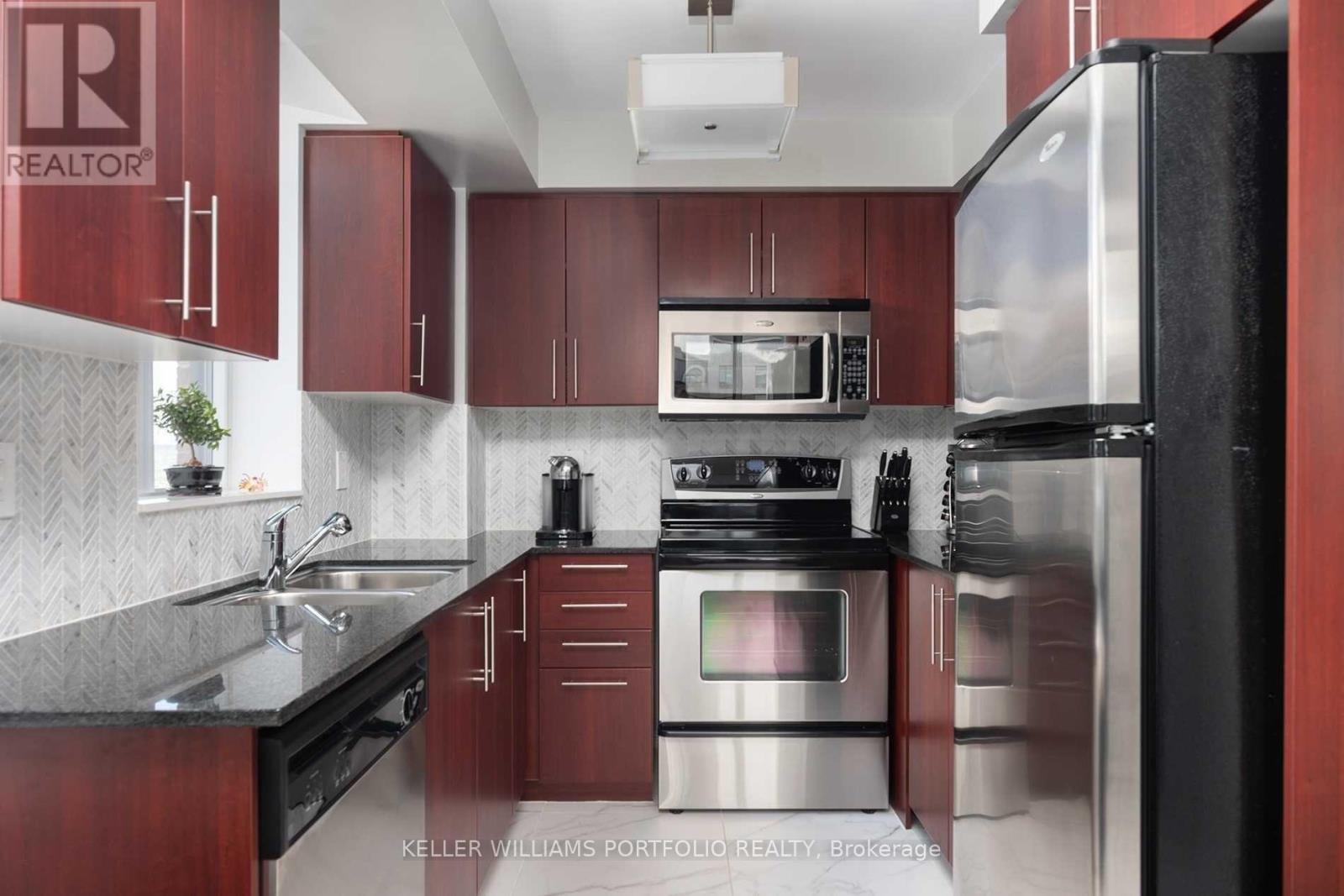 1210 - 350 Red Maple Road, Richmond Hill, ON - Indoor Photo Showing Kitchen With Upgraded Kitchen