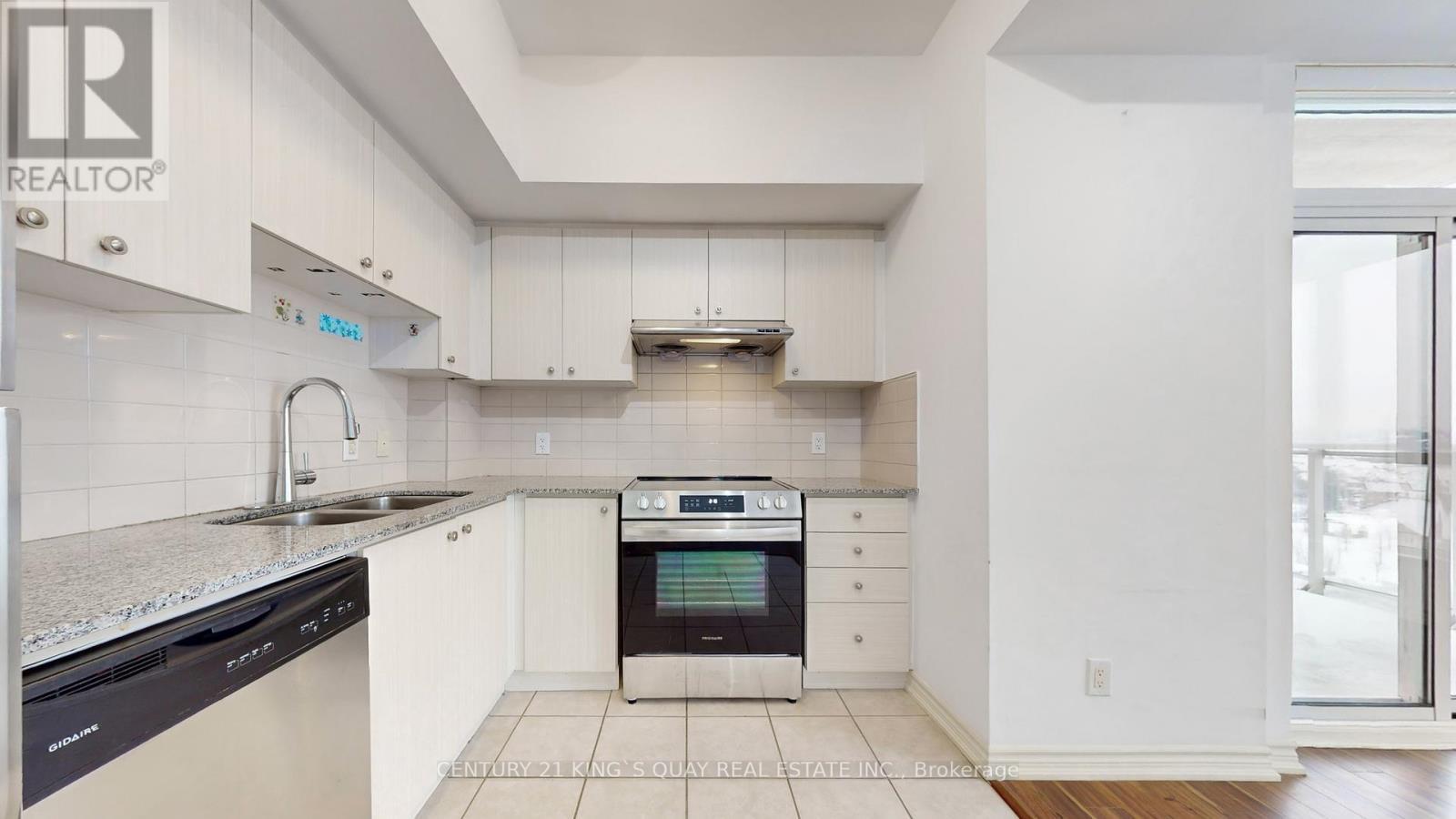 806 - 8323 Kennedy Road, Markham, ON - Indoor Photo Showing Kitchen With Double Sink With Upgraded Kitchen