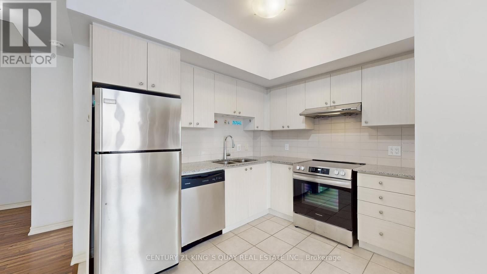 806 - 8323 Kennedy Road, Markham, ON - Indoor Photo Showing Kitchen With Stainless Steel Kitchen With Double Sink With Upgraded Kitchen