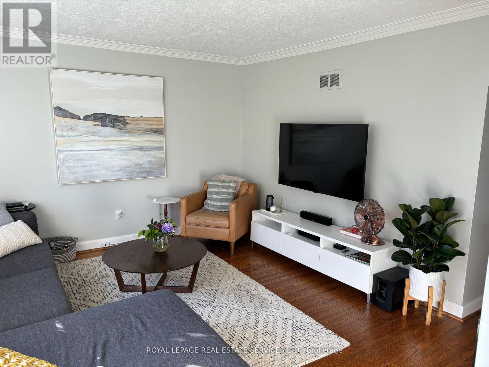 100 Ballacaine Drive, Toronto, ON - Indoor Photo Showing Living Room