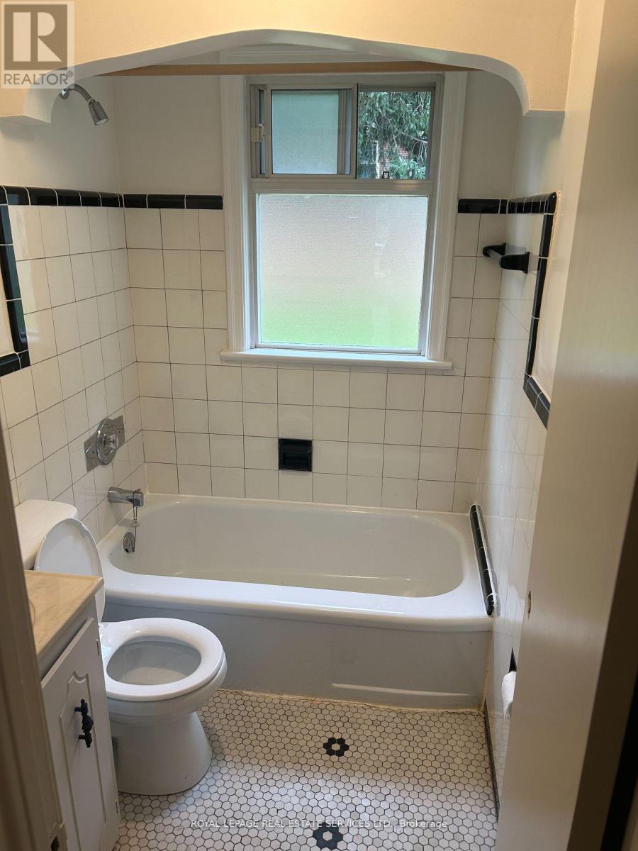 100 Ballacaine Drive, Toronto, ON - Indoor Photo Showing Bathroom