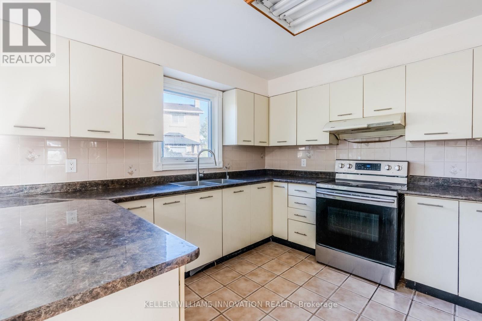 8 Dingwall Court, Brampton, ON - Indoor Photo Showing Kitchen With Double Sink