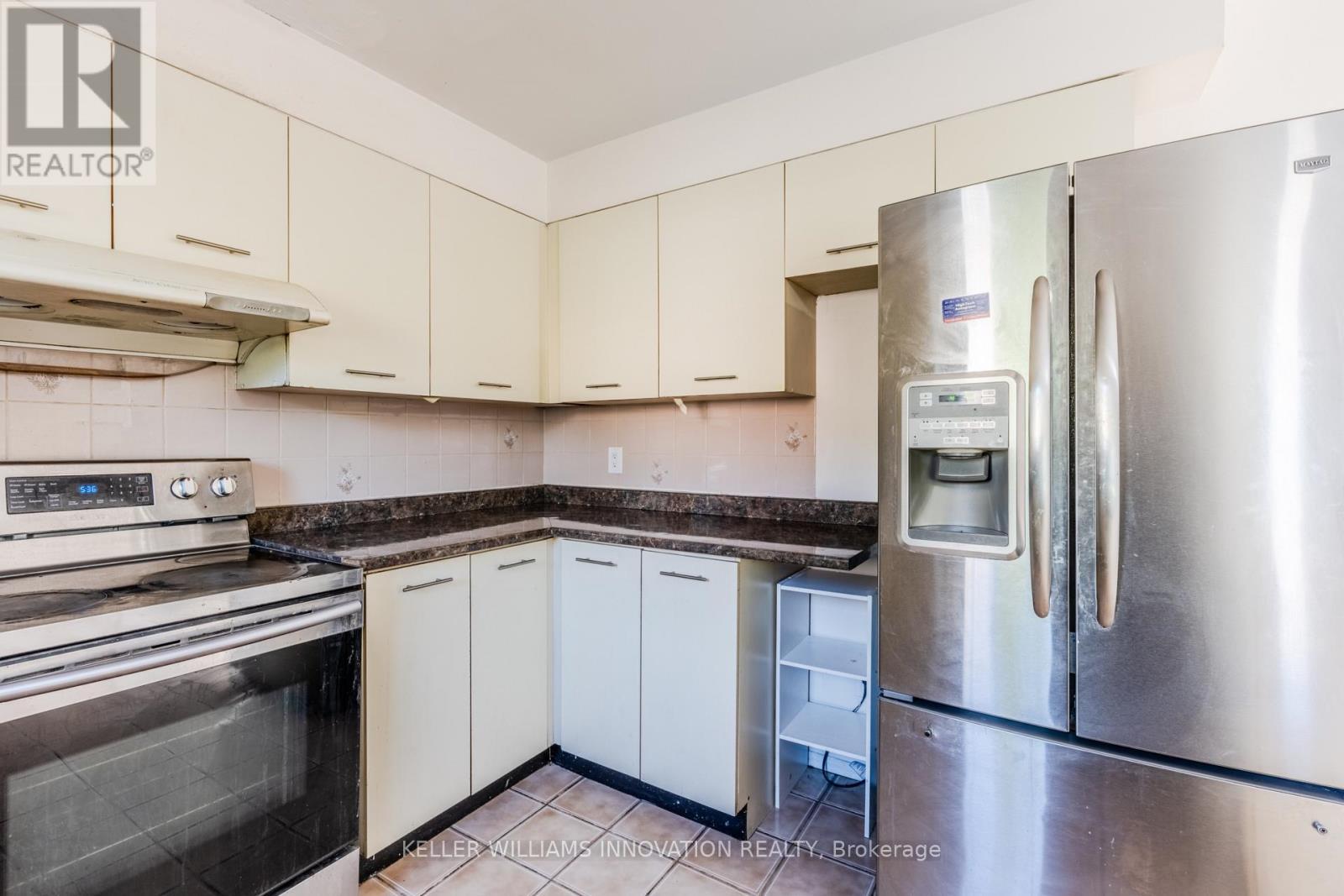 8 Dingwall Court, Brampton, ON - Indoor Photo Showing Kitchen