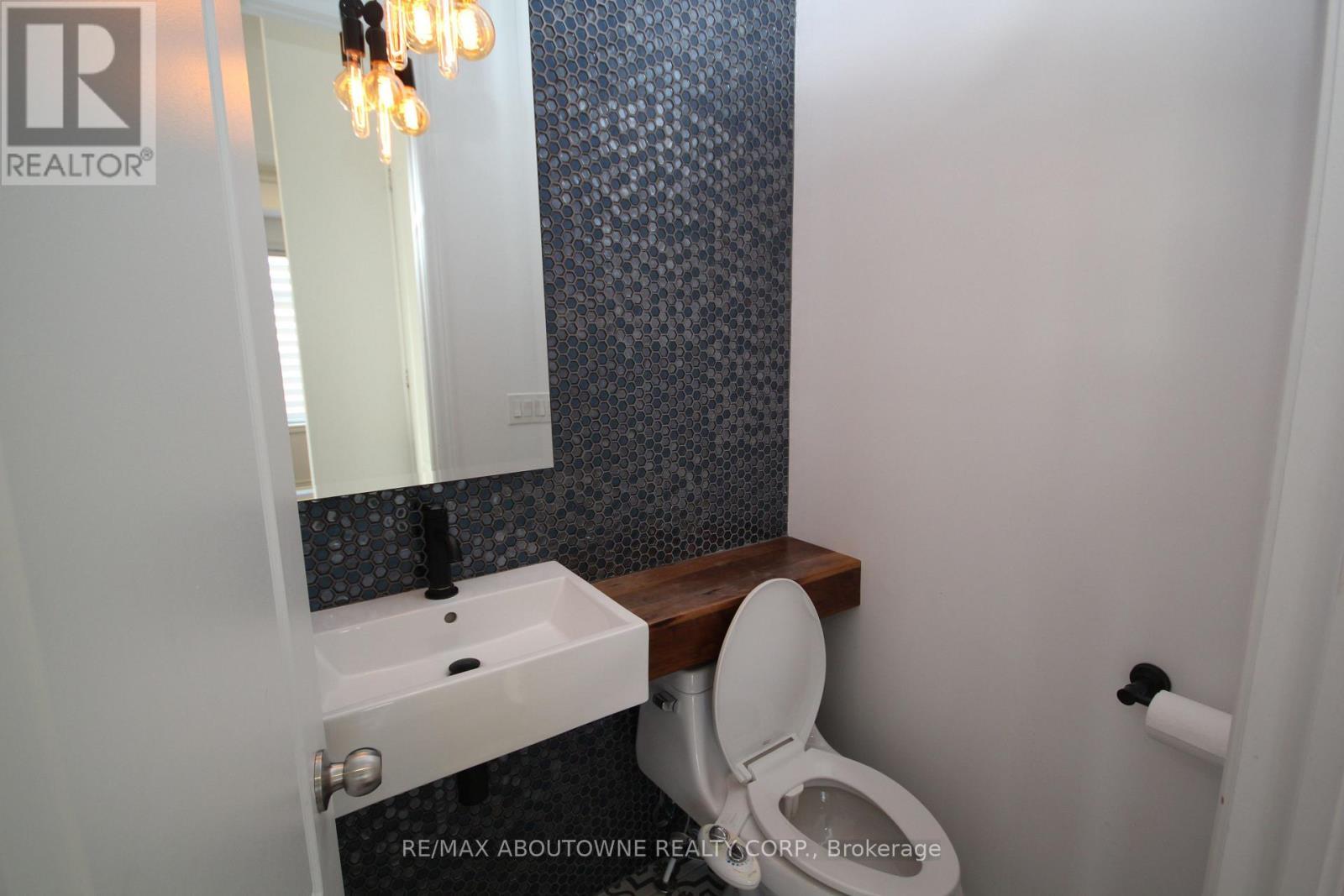 Powder Room - 3892 Lodi Road, Burlington, ON - Indoor Photo Showing Bathroom