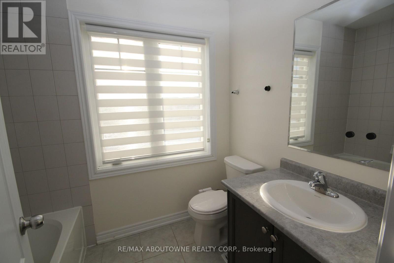 4Pc. Main Bathroom - 3892 Lodi Road, Burlington, ON - Indoor Photo Showing Bathroom