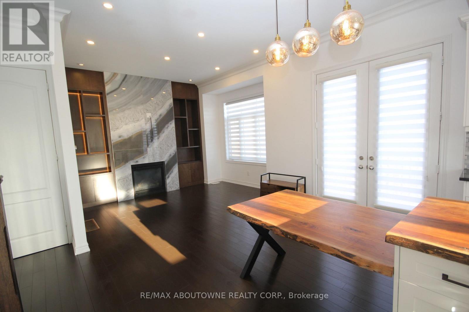 Family / Breakfast - 3892 Lodi Road, Burlington, ON - Indoor With Fireplace