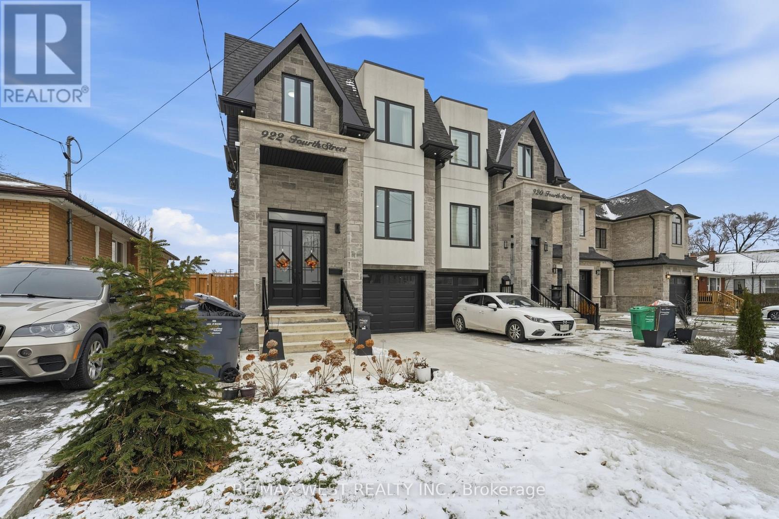 922 Fourth Street, Mississauga, ON - Outdoor With Facade