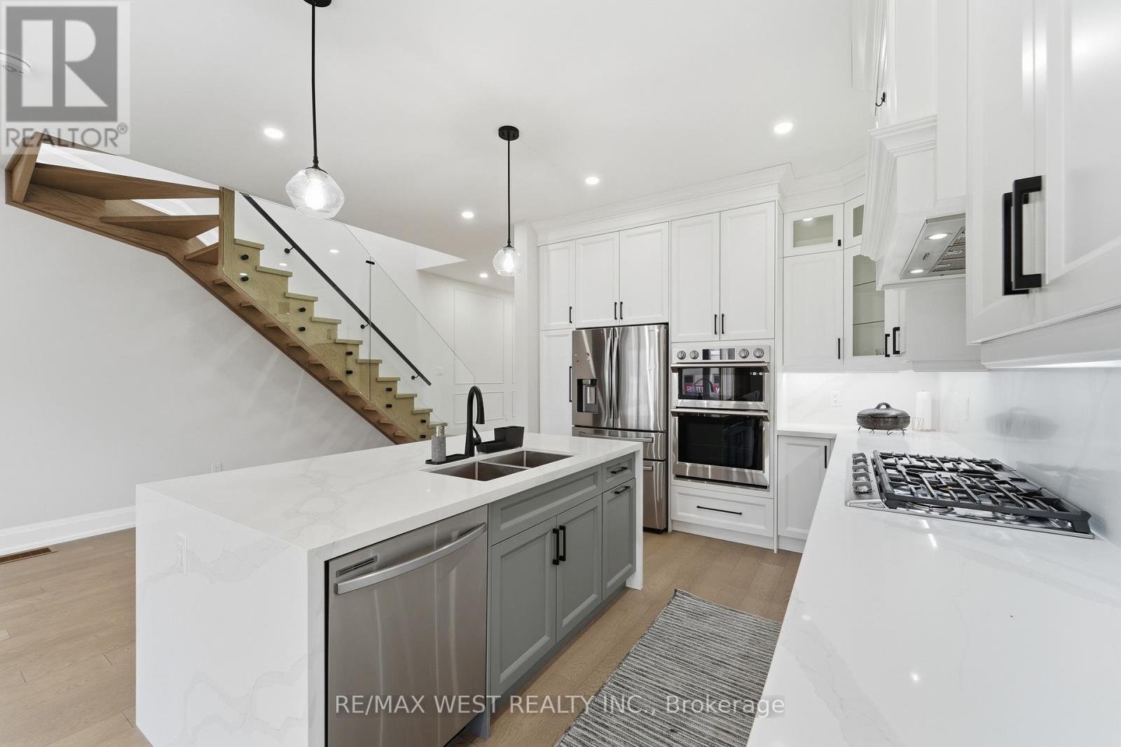 922 Fourth Street, Mississauga, ON - Indoor Photo Showing Kitchen With Stainless Steel Kitchen With Double Sink With Upgraded Kitchen