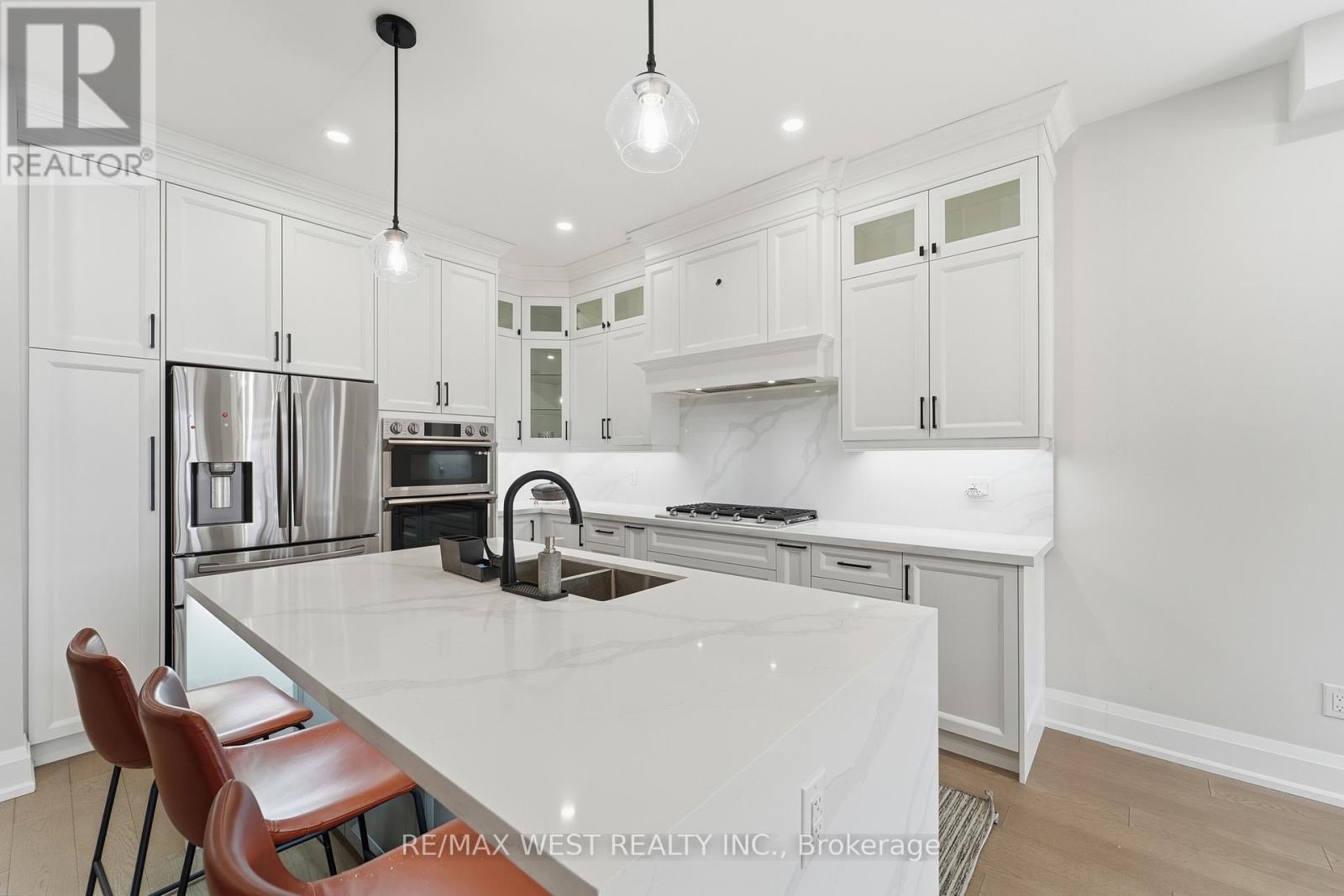 922 Fourth Street, Mississauga, ON - Indoor Photo Showing Kitchen With Stainless Steel Kitchen With Double Sink With Upgraded Kitchen