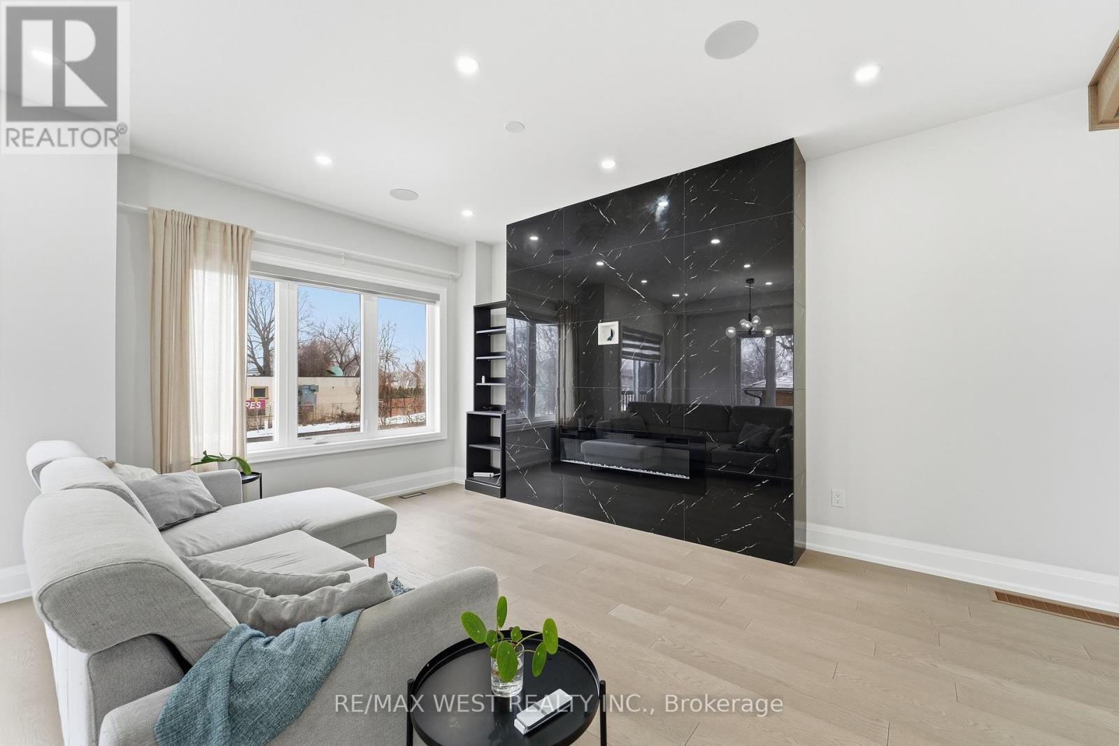 922 Fourth Street, Mississauga, ON - Indoor