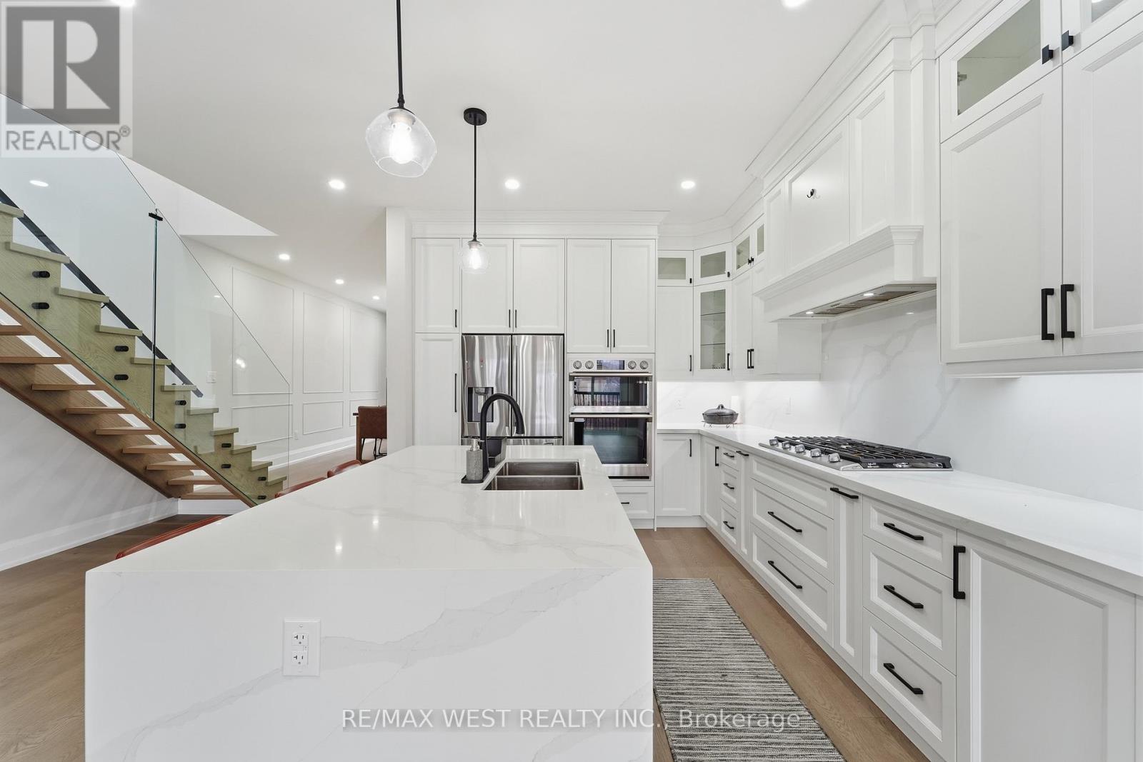 922 Fourth Street, Mississauga, ON - Indoor Photo Showing Kitchen With Double Sink With Upgraded Kitchen