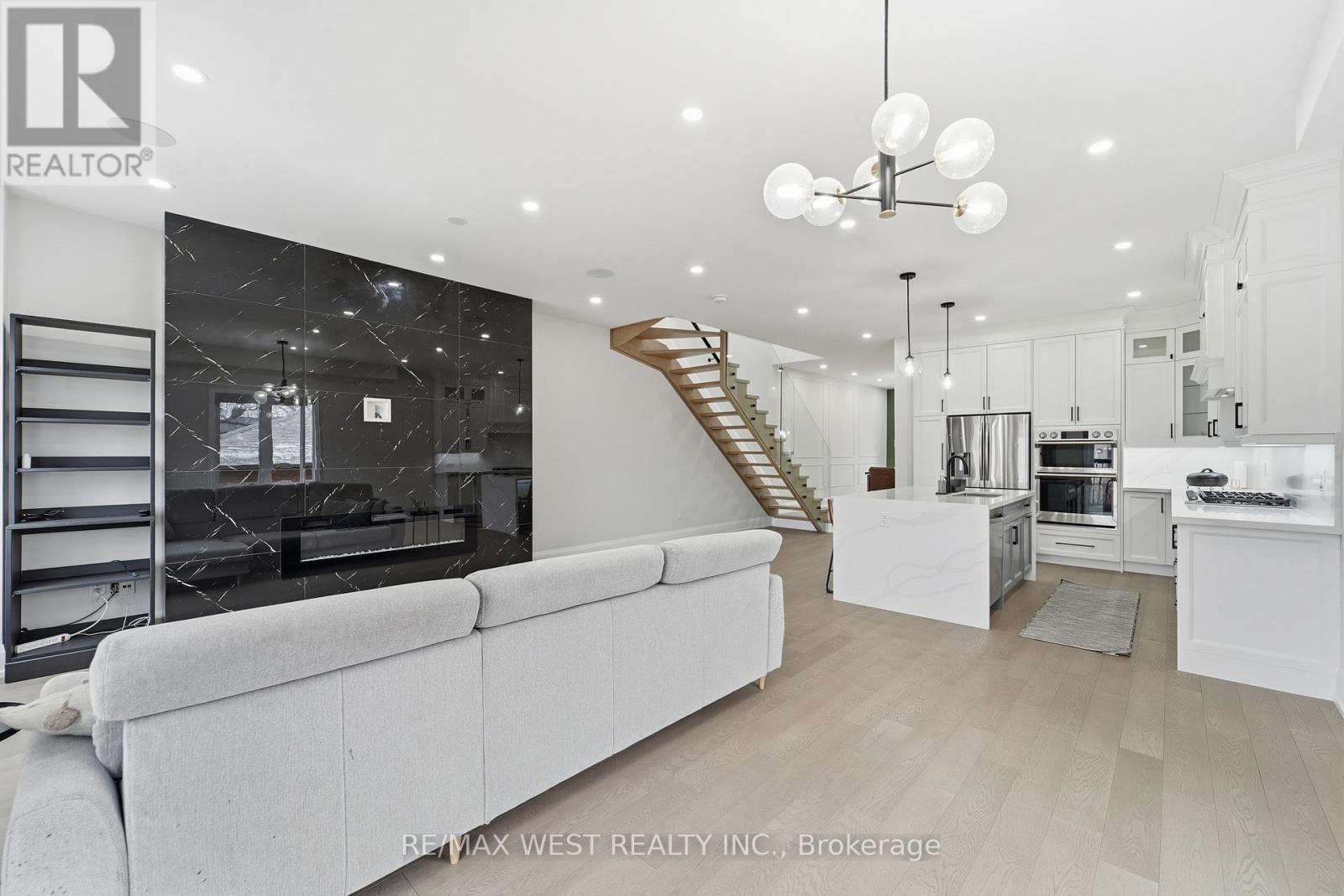 922 Fourth Street, Mississauga, ON - Indoor Photo Showing Other Room