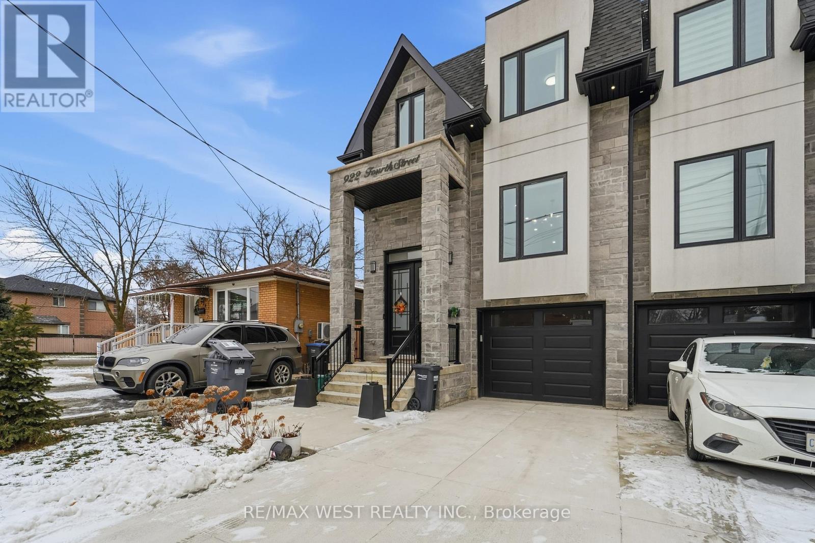 922 Fourth Street, Mississauga, ON - Outdoor With Facade