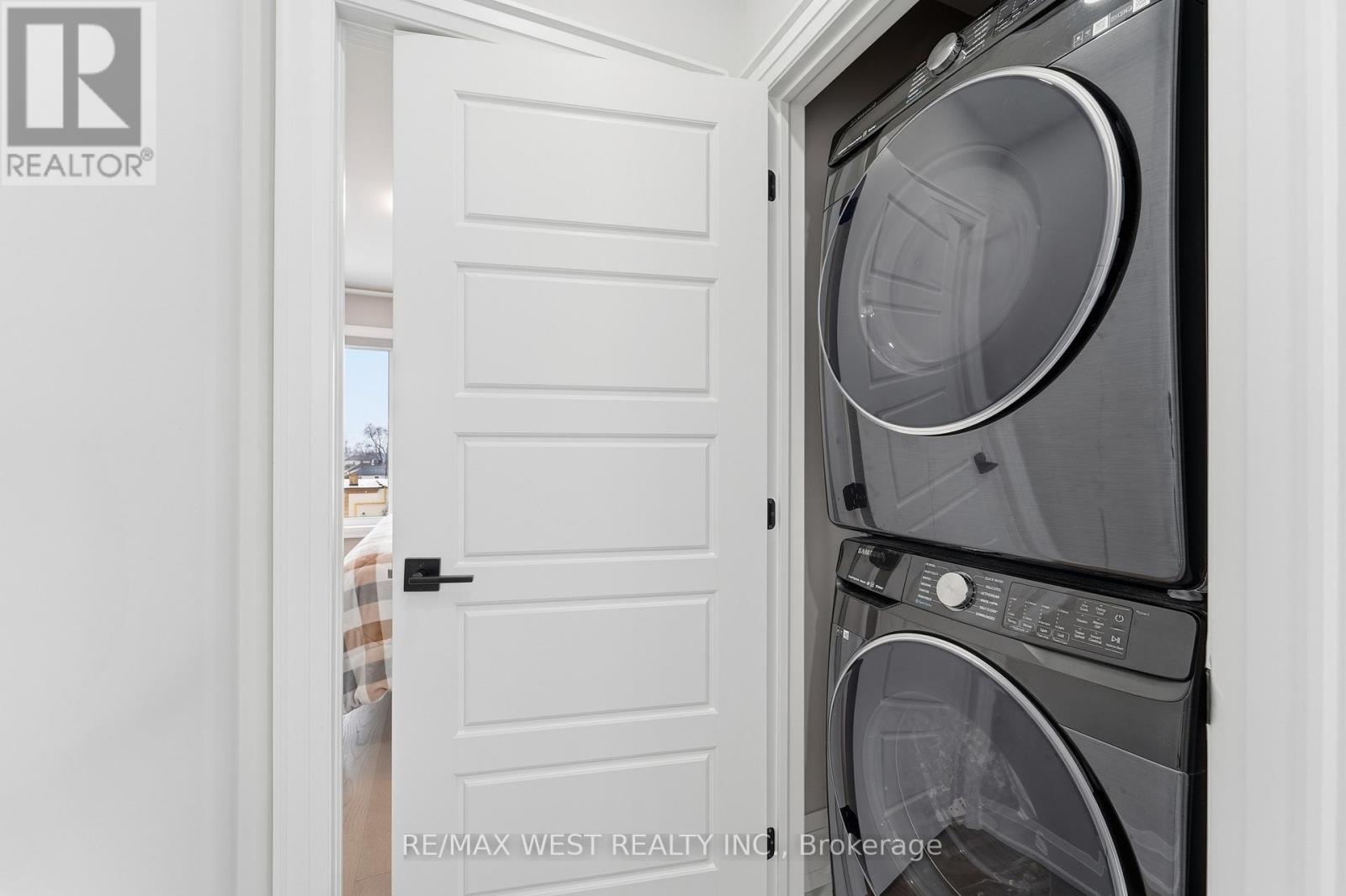 922 Fourth Street, Mississauga, ON - Indoor Photo Showing Laundry Room