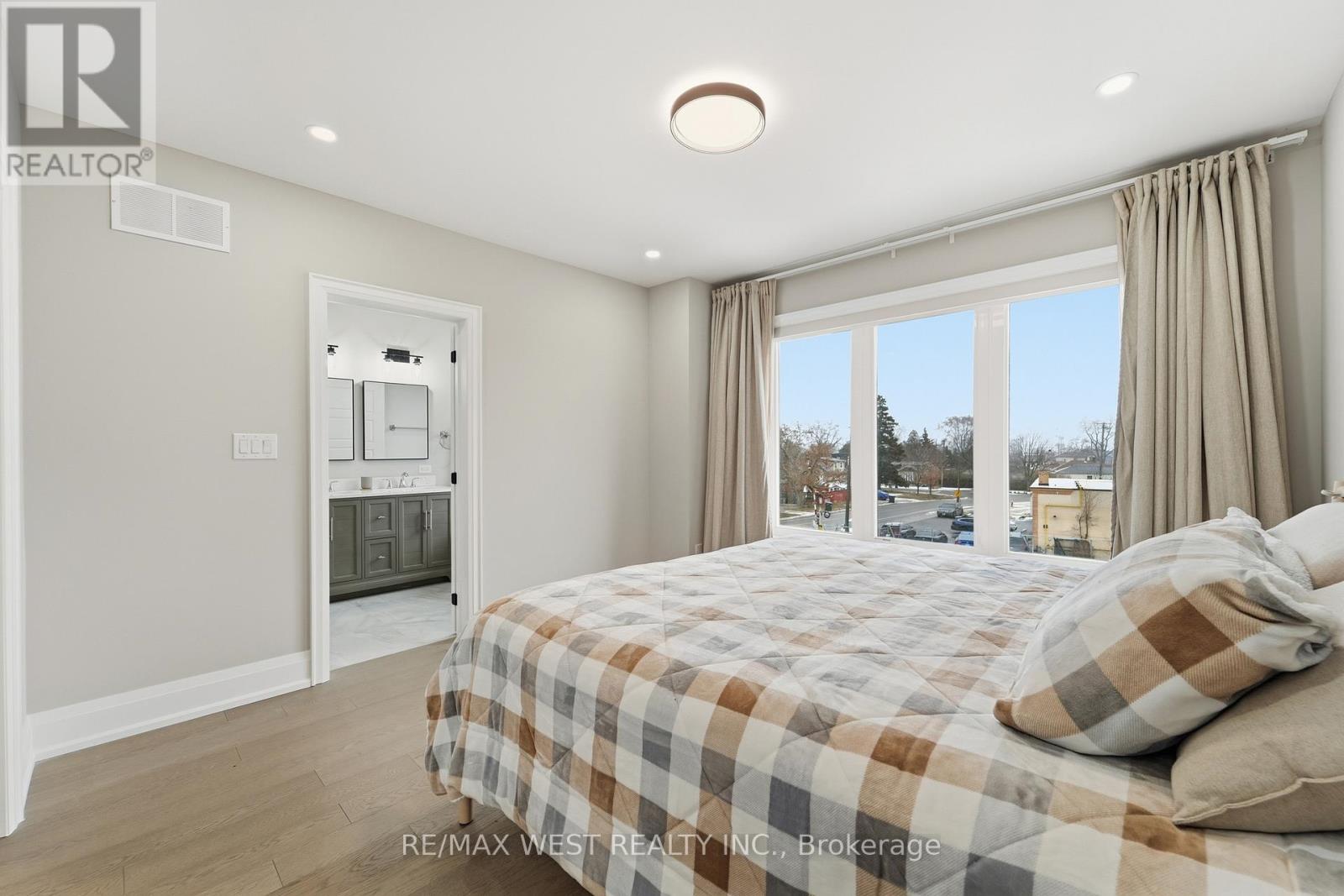 922 Fourth Street, Mississauga, ON - Indoor Photo Showing Bedroom