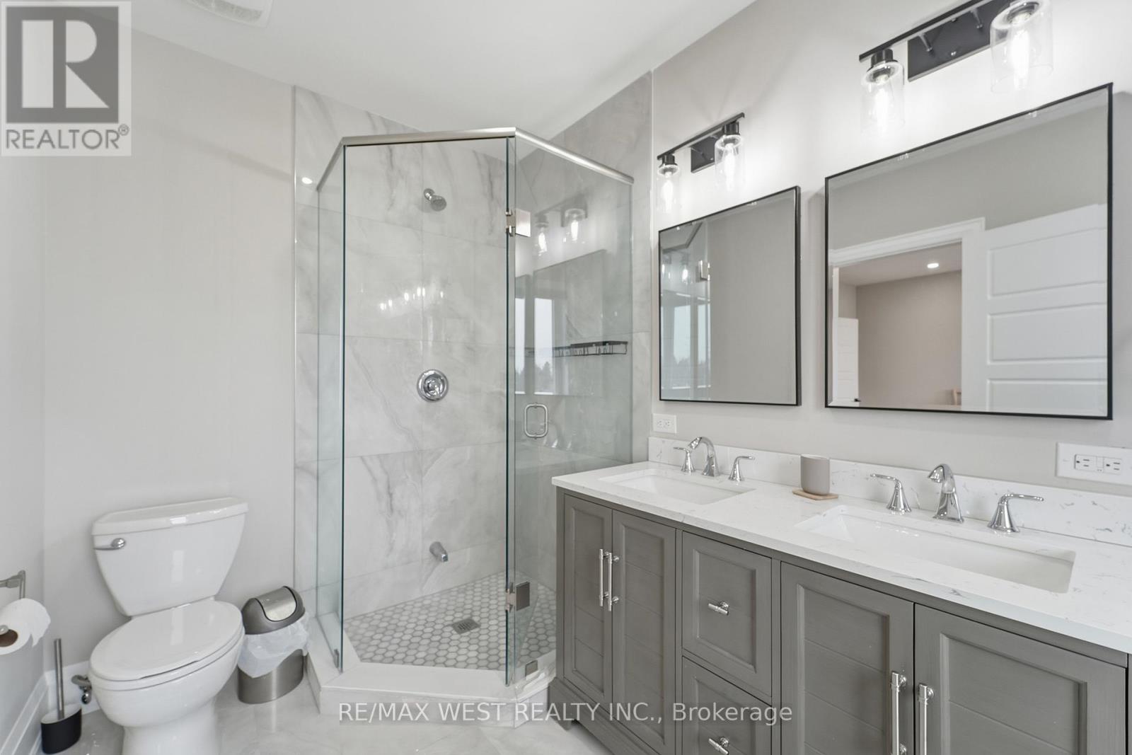 922 Fourth Street, Mississauga, ON - Indoor Photo Showing Bathroom