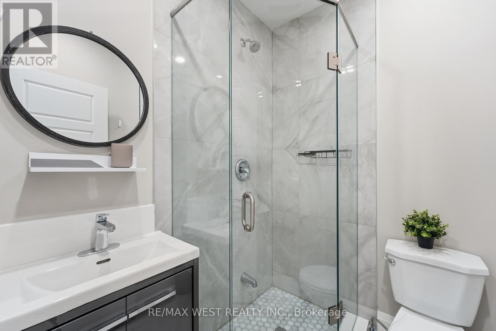 922 Fourth Street, Mississauga, ON - Indoor Photo Showing Bathroom
