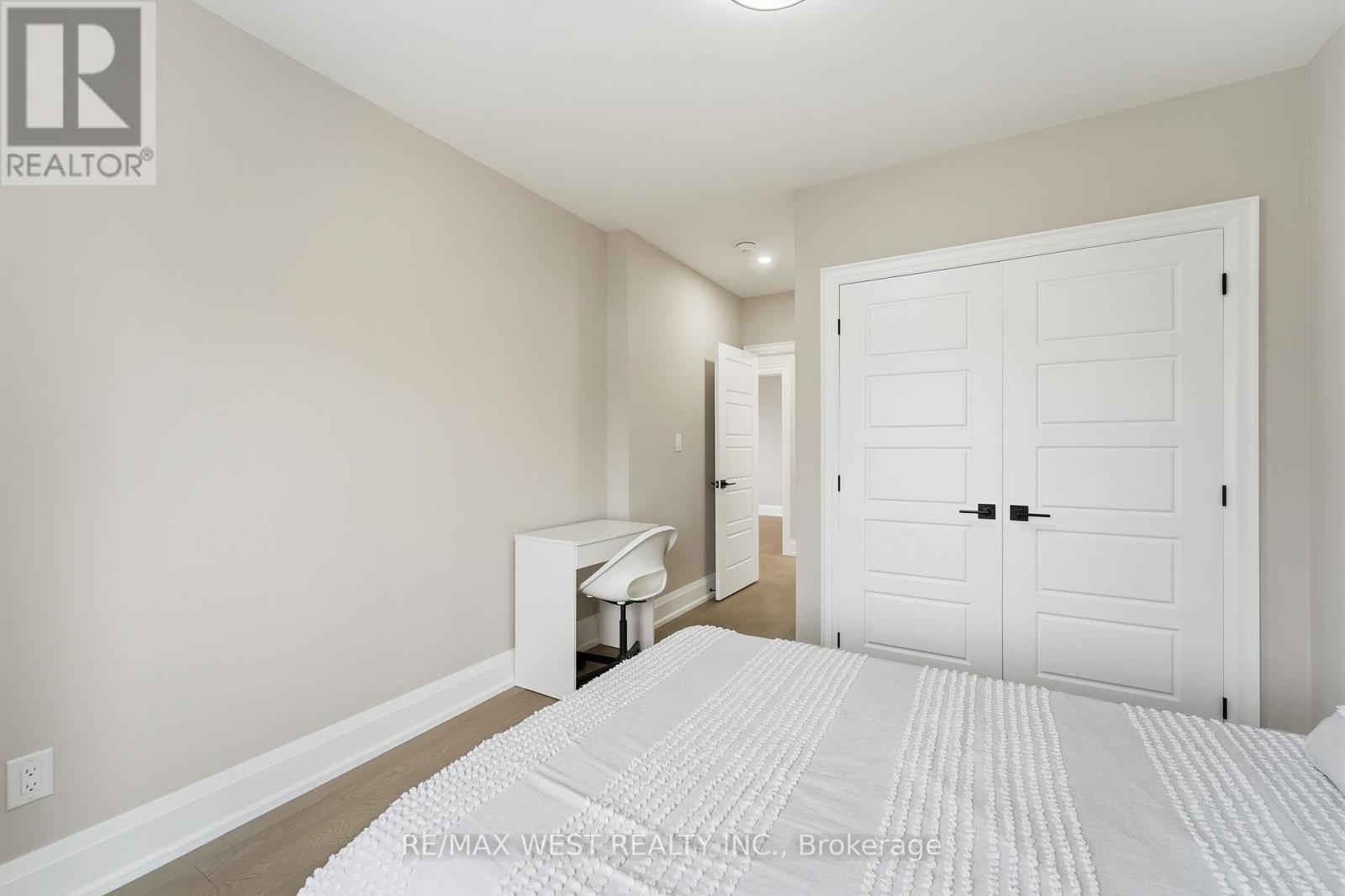 922 Fourth Street, Mississauga, ON - Indoor Photo Showing Bedroom