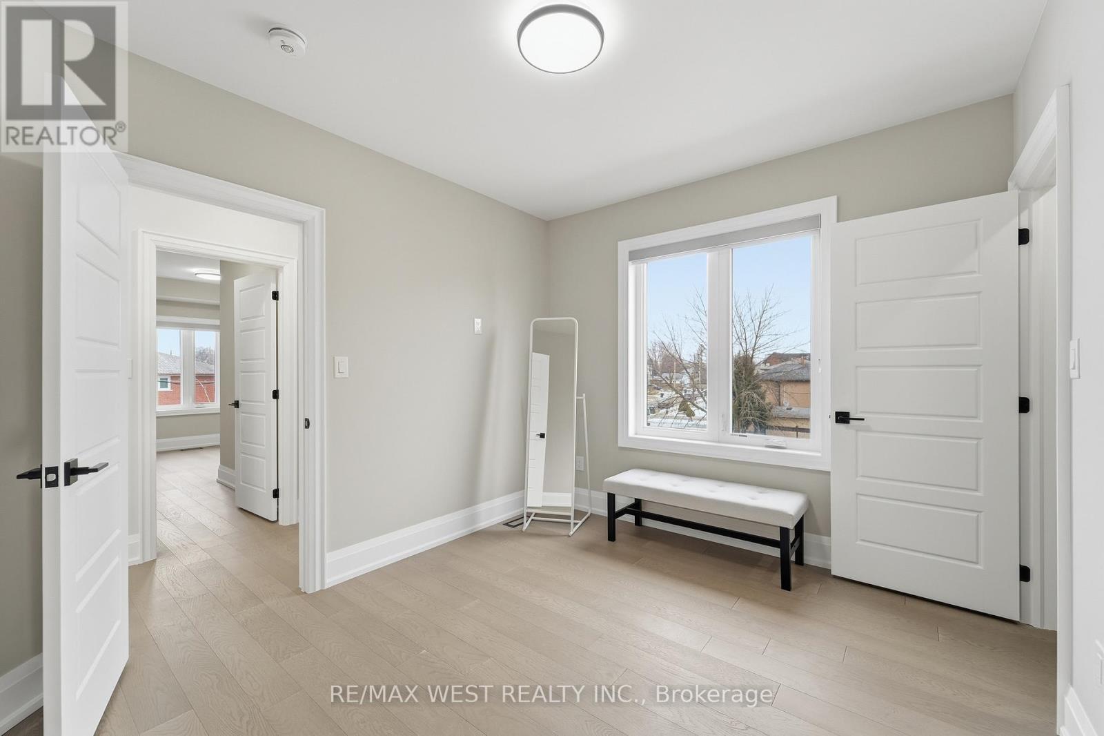 922 Fourth Street, Mississauga, ON - Indoor