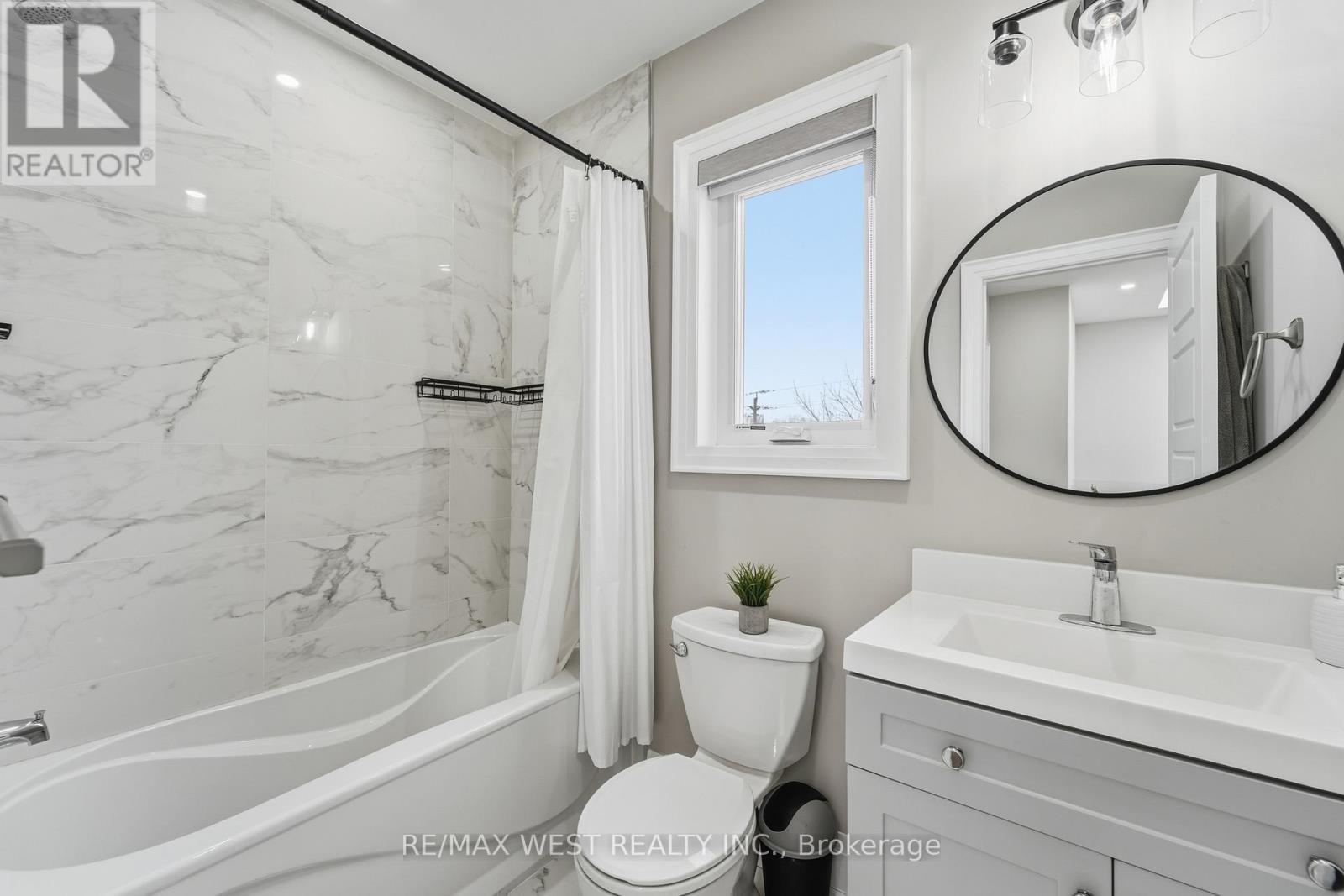 922 Fourth Street, Mississauga, ON - Indoor Photo Showing Bathroom