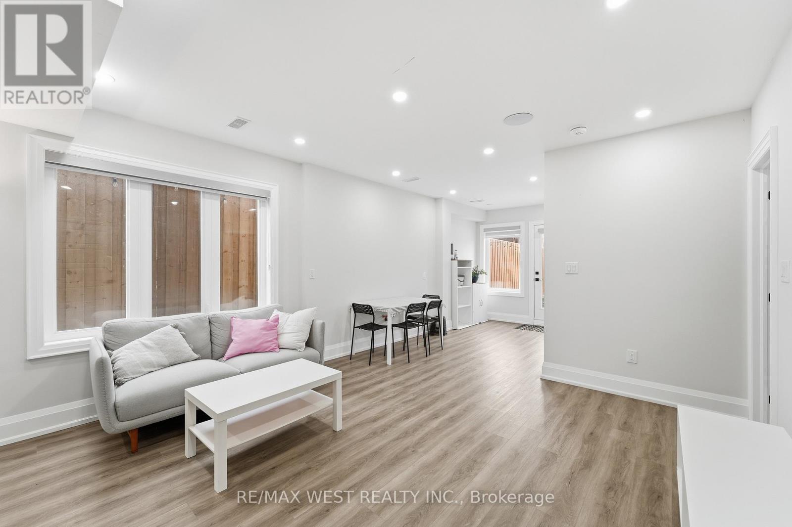 922 Fourth Street, Mississauga, ON - Indoor