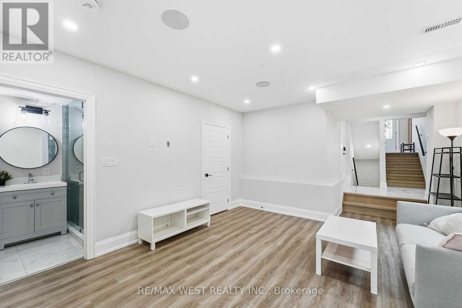 922 Fourth Street, Mississauga, ON - Indoor