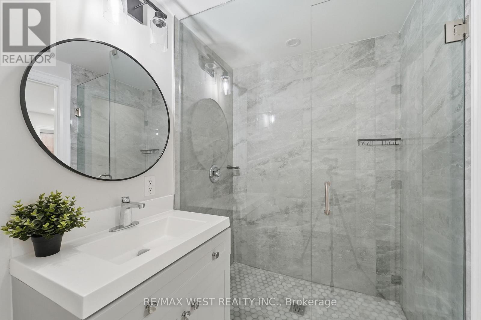 922 Fourth Street, Mississauga, ON - Indoor Photo Showing Bathroom