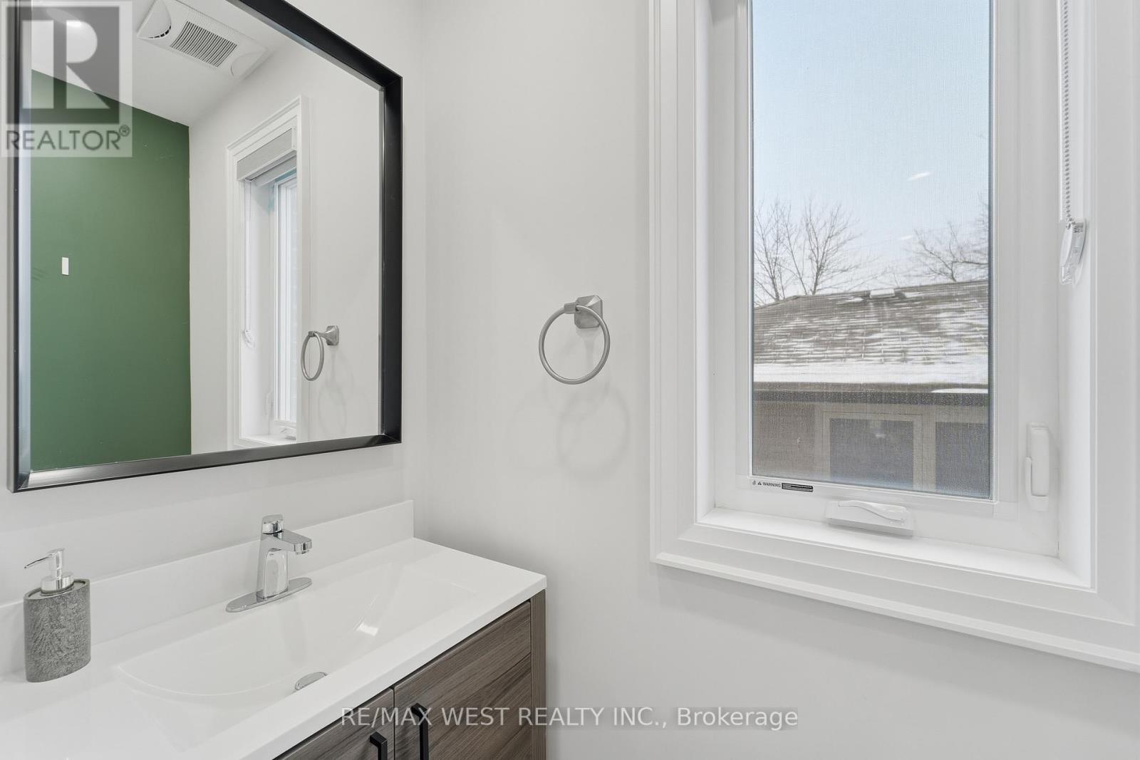 922 Fourth Street, Mississauga, ON - Indoor Photo Showing Bathroom