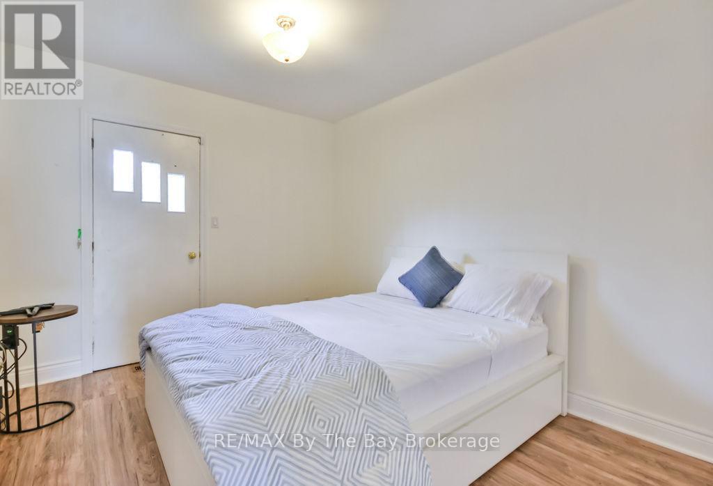 3 - 1067 Mosley Street, Wasaga Beach, ON - Indoor Photo Showing Bedroom