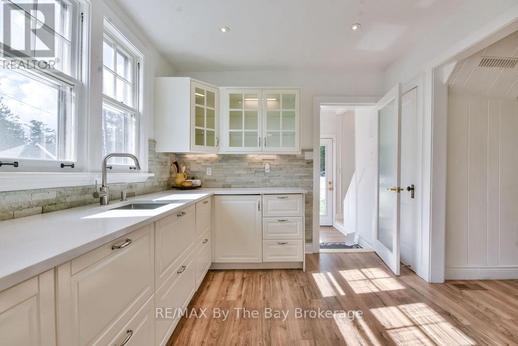 3 - 1067 Mosley Street, Wasaga Beach, ON - Indoor Photo Showing Kitchen