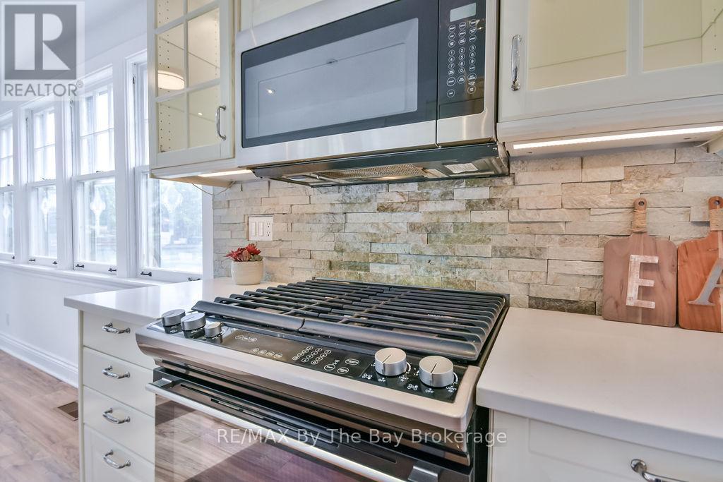 3 - 1067 Mosley Street, Wasaga Beach, ON - Indoor Photo Showing Kitchen