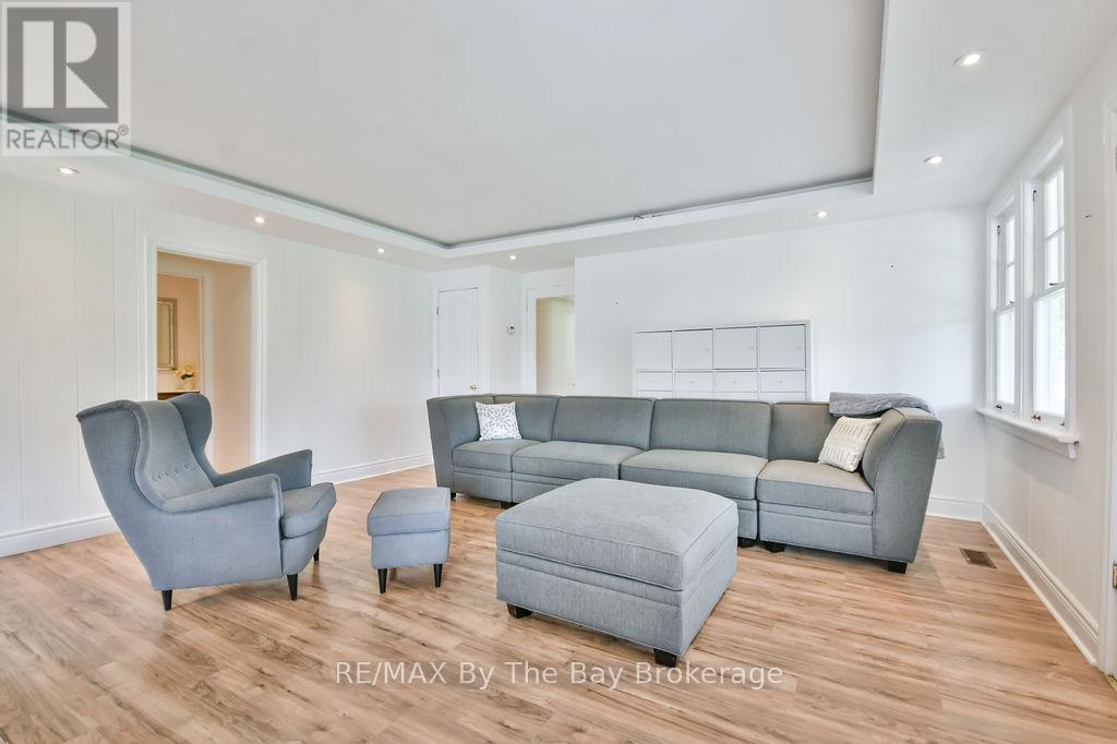 3 - 1067 Mosley Street, Wasaga Beach, ON - Indoor Photo Showing Living Room