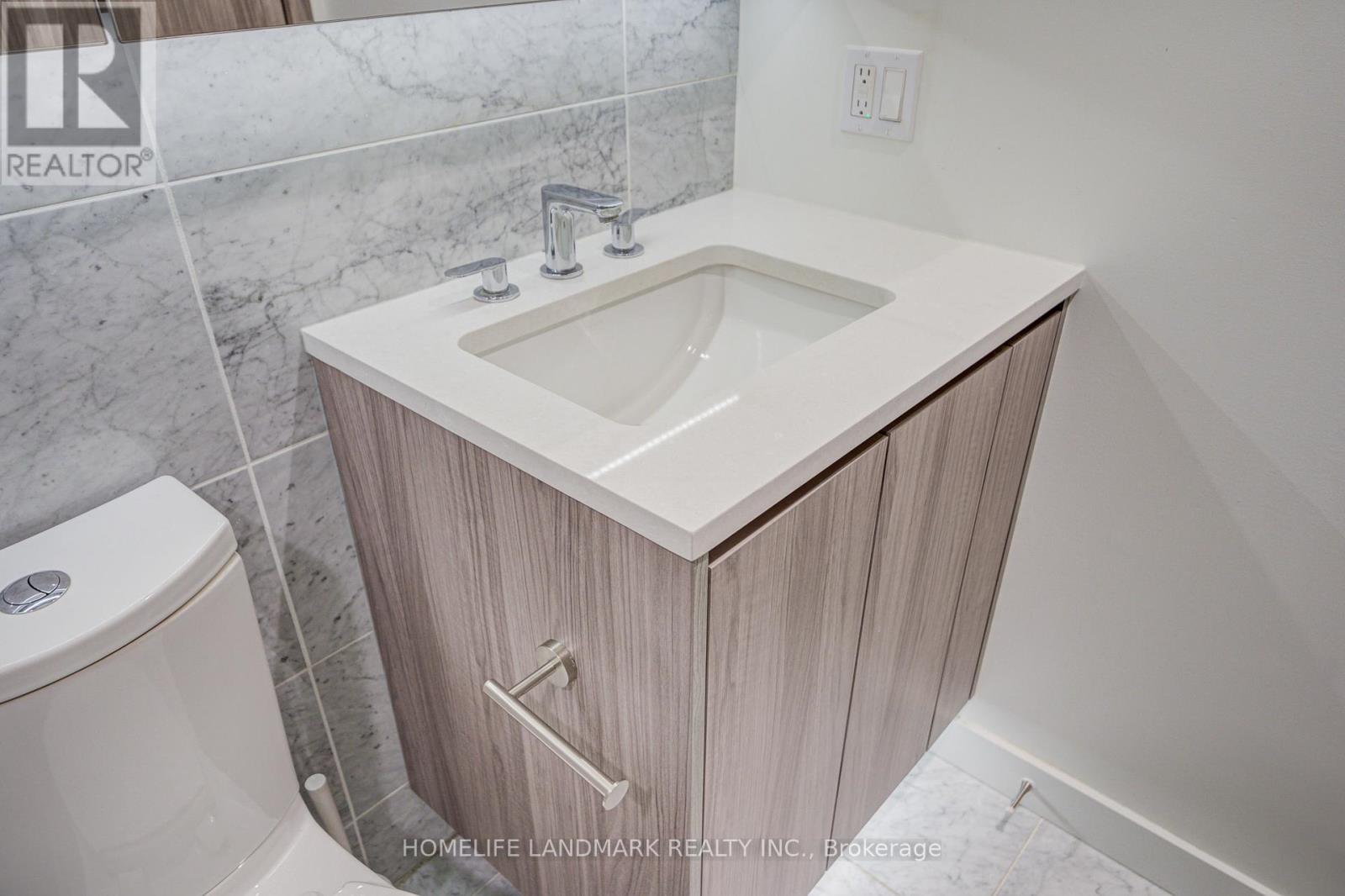 2303 - 85 Mcmahon Drive, Toronto, ON - Indoor Photo Showing Bathroom