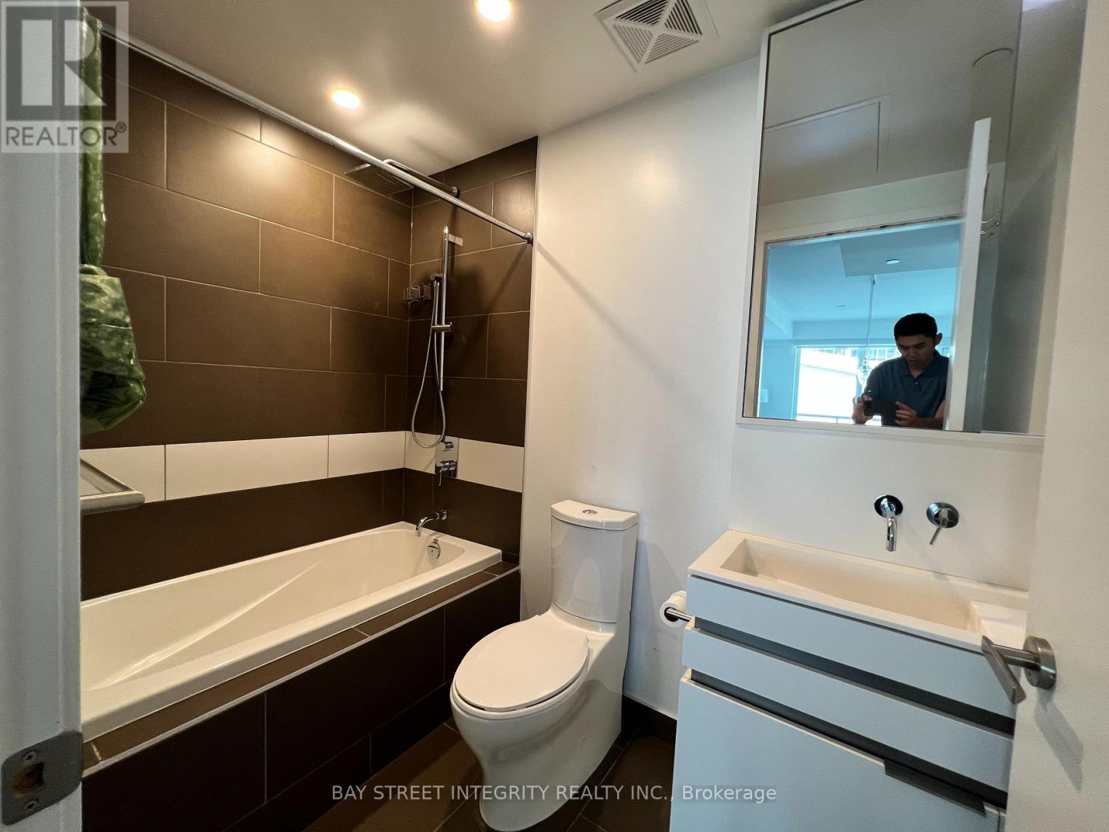 2406 - 197 Yonge Street, Toronto, ON - Indoor Photo Showing Bathroom