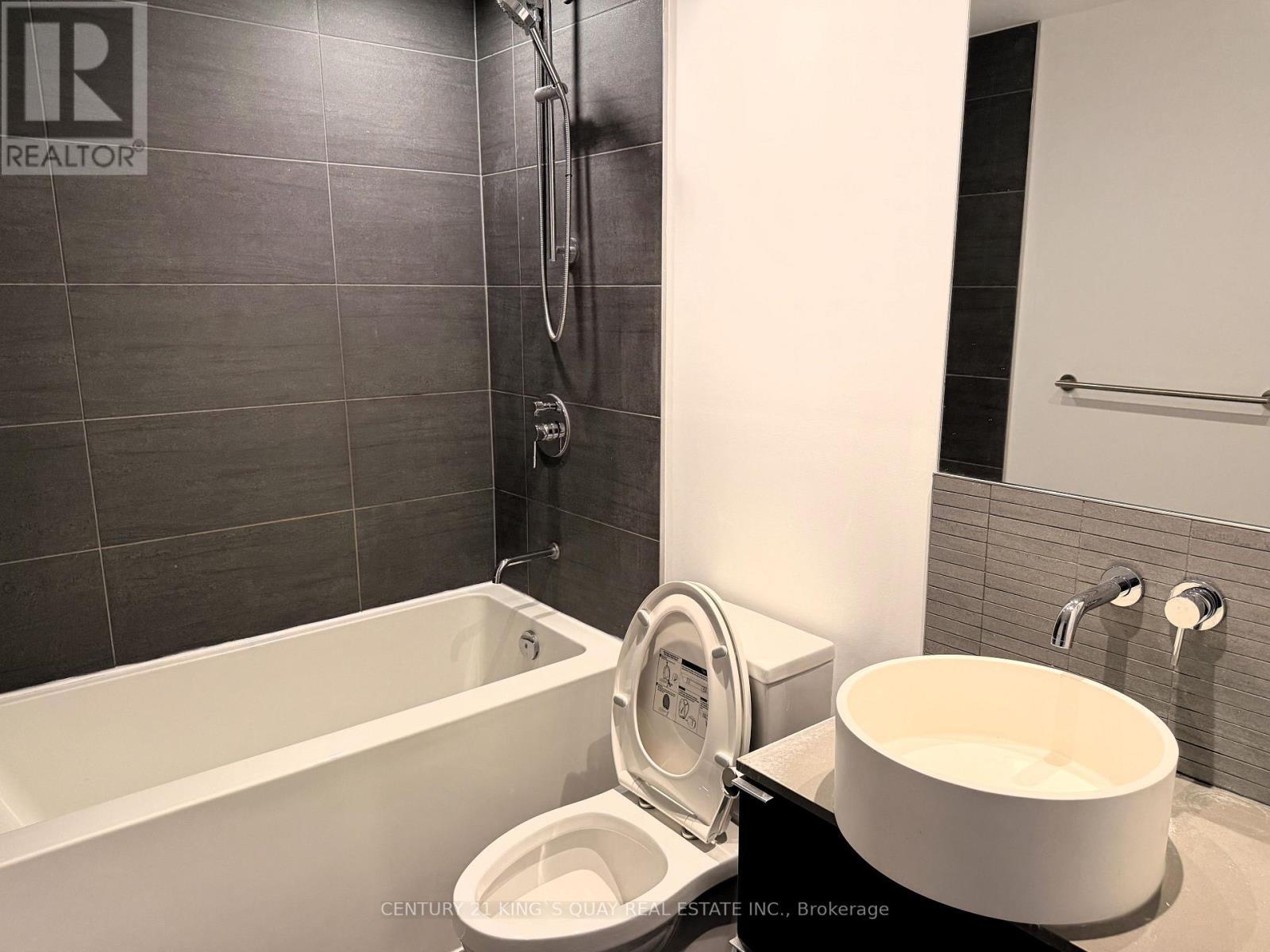 3201 - 161 Roehampton Avenue, Toronto, ON - Indoor Photo Showing Bathroom