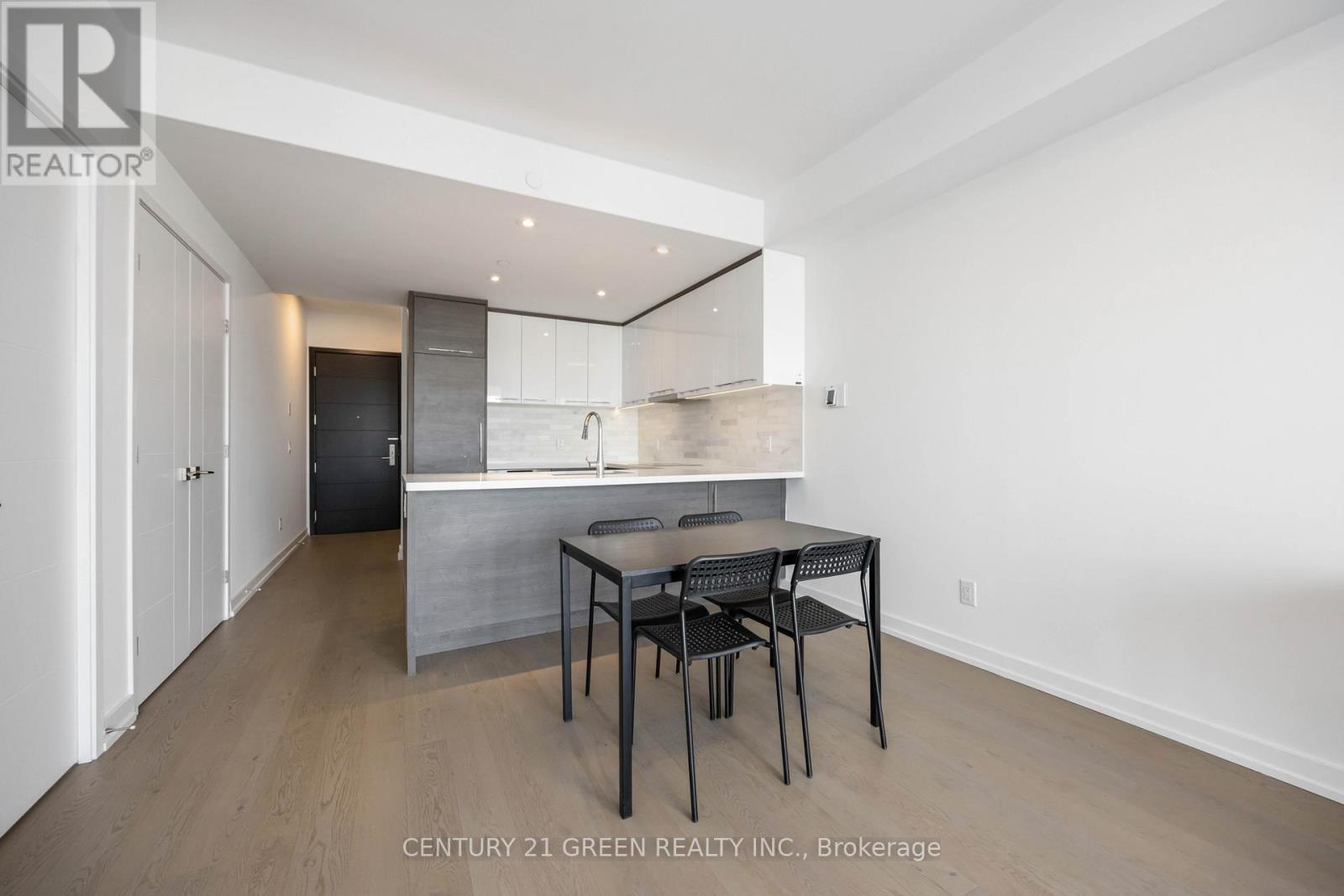 4006 - 488 University Avenue, Toronto, ON - Indoor