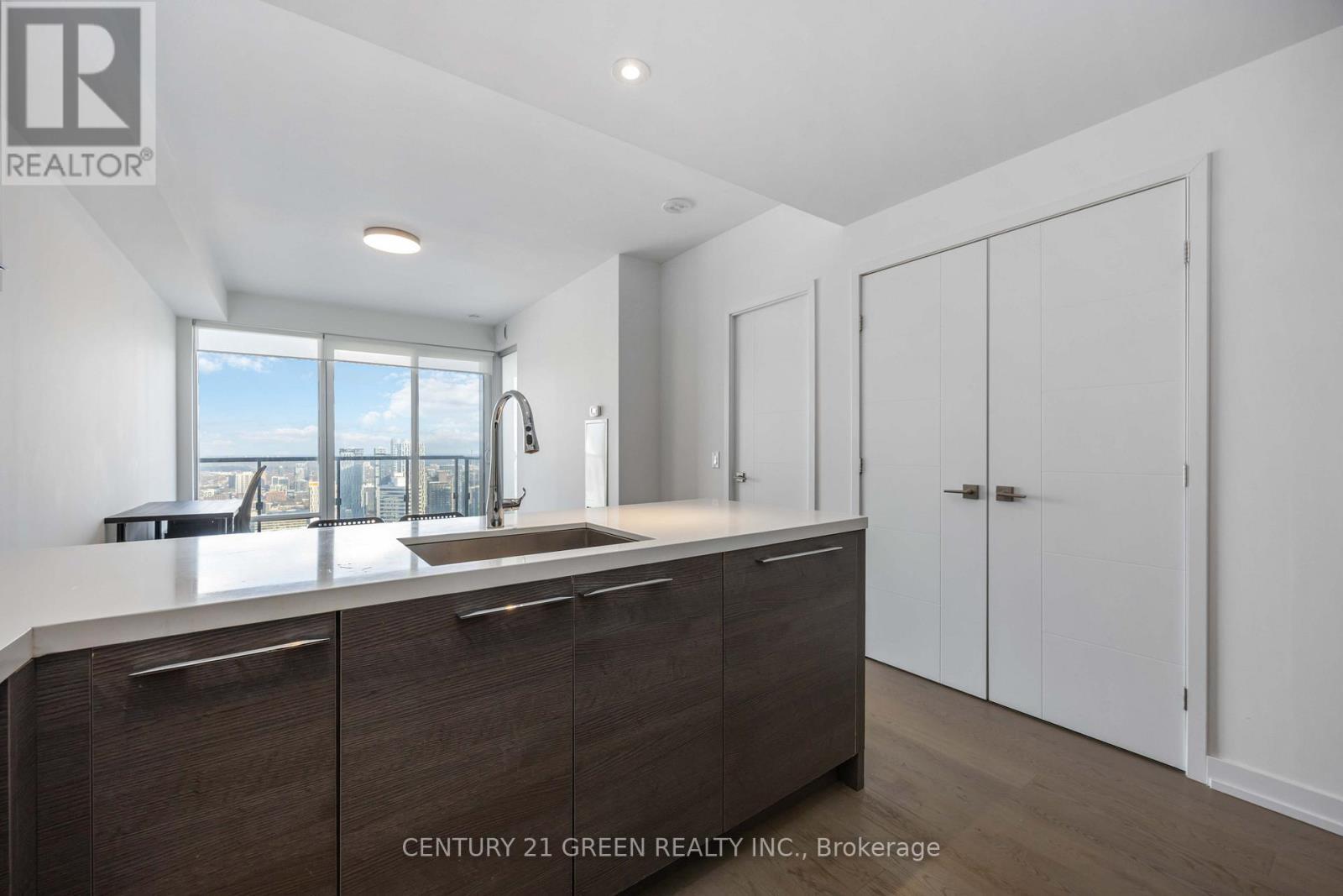 4006 - 488 University Avenue, Toronto, ON - Indoor