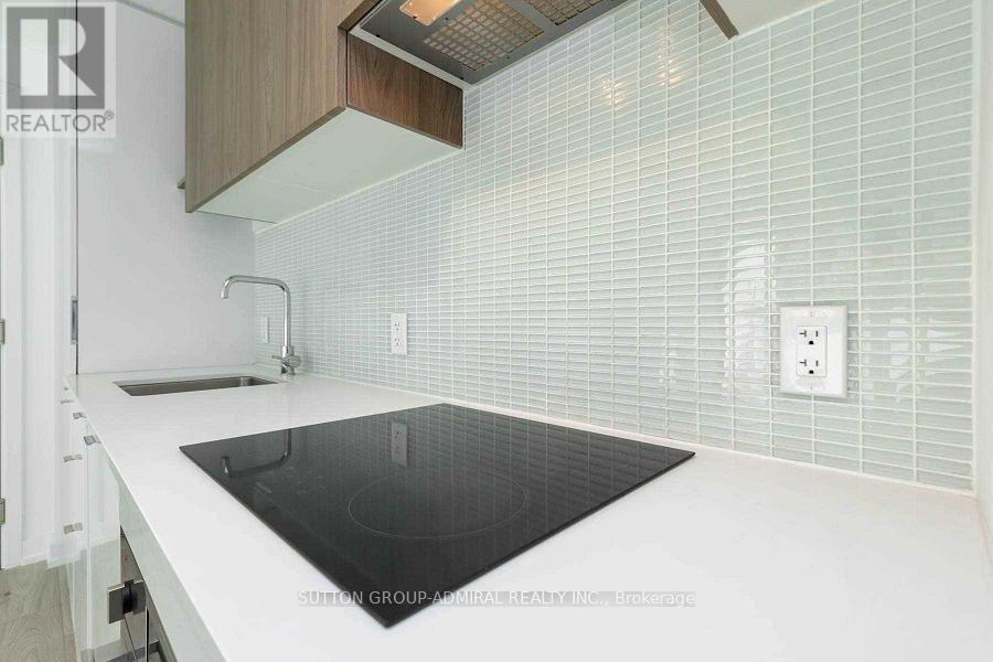 634 - 161 Roehampton Avenue, Toronto, ON - Indoor Photo Showing Kitchen