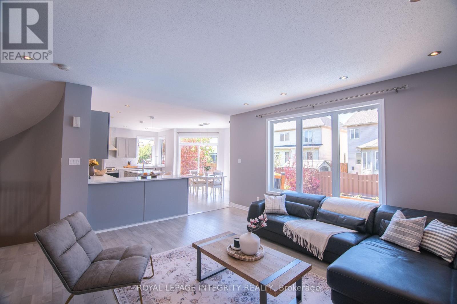 34 Keighley Circle, Ottawa, ON - Indoor Photo Showing Living Room