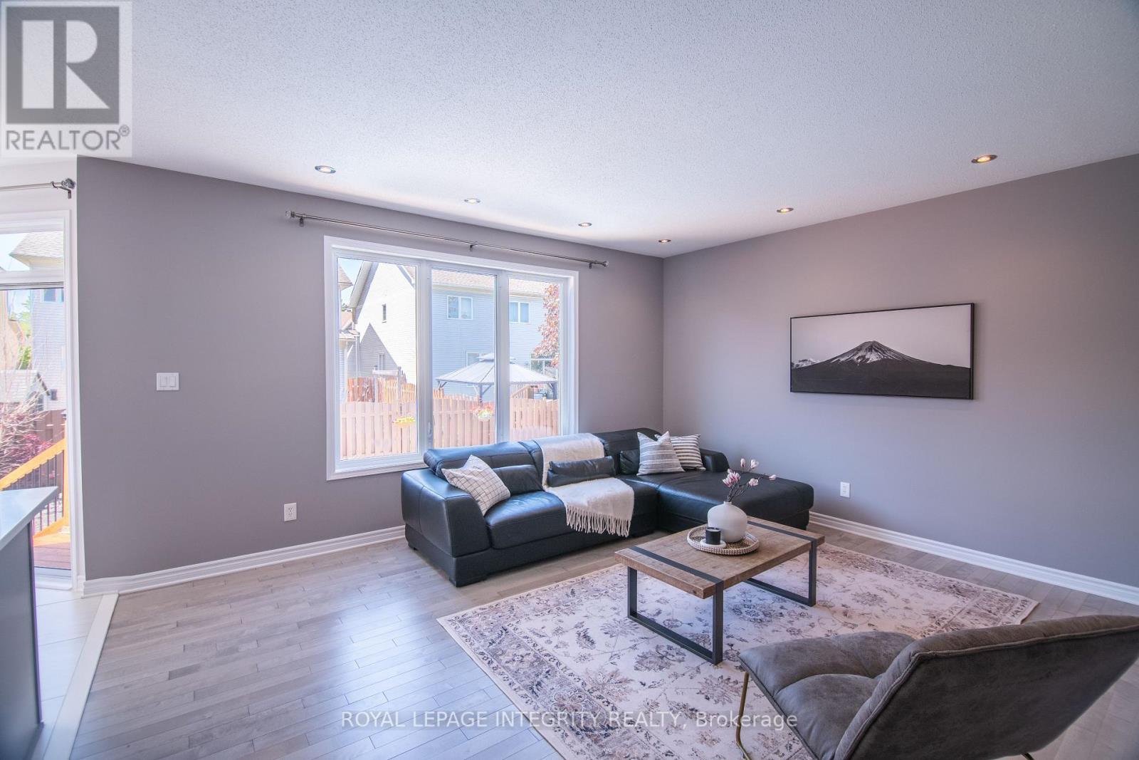 34 Keighley Circle, Ottawa, ON - Indoor Photo Showing Living Room